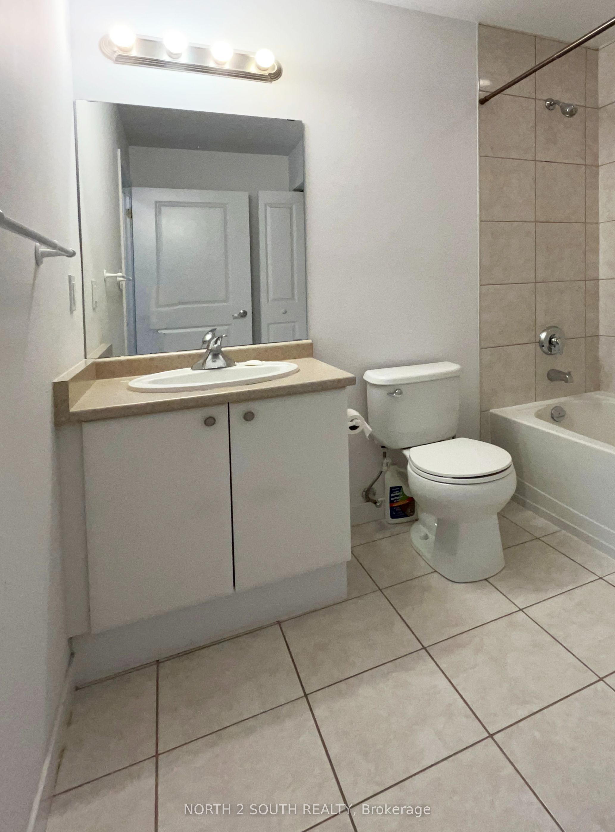 90 Charlton Avenue W 605 Property Photo 9