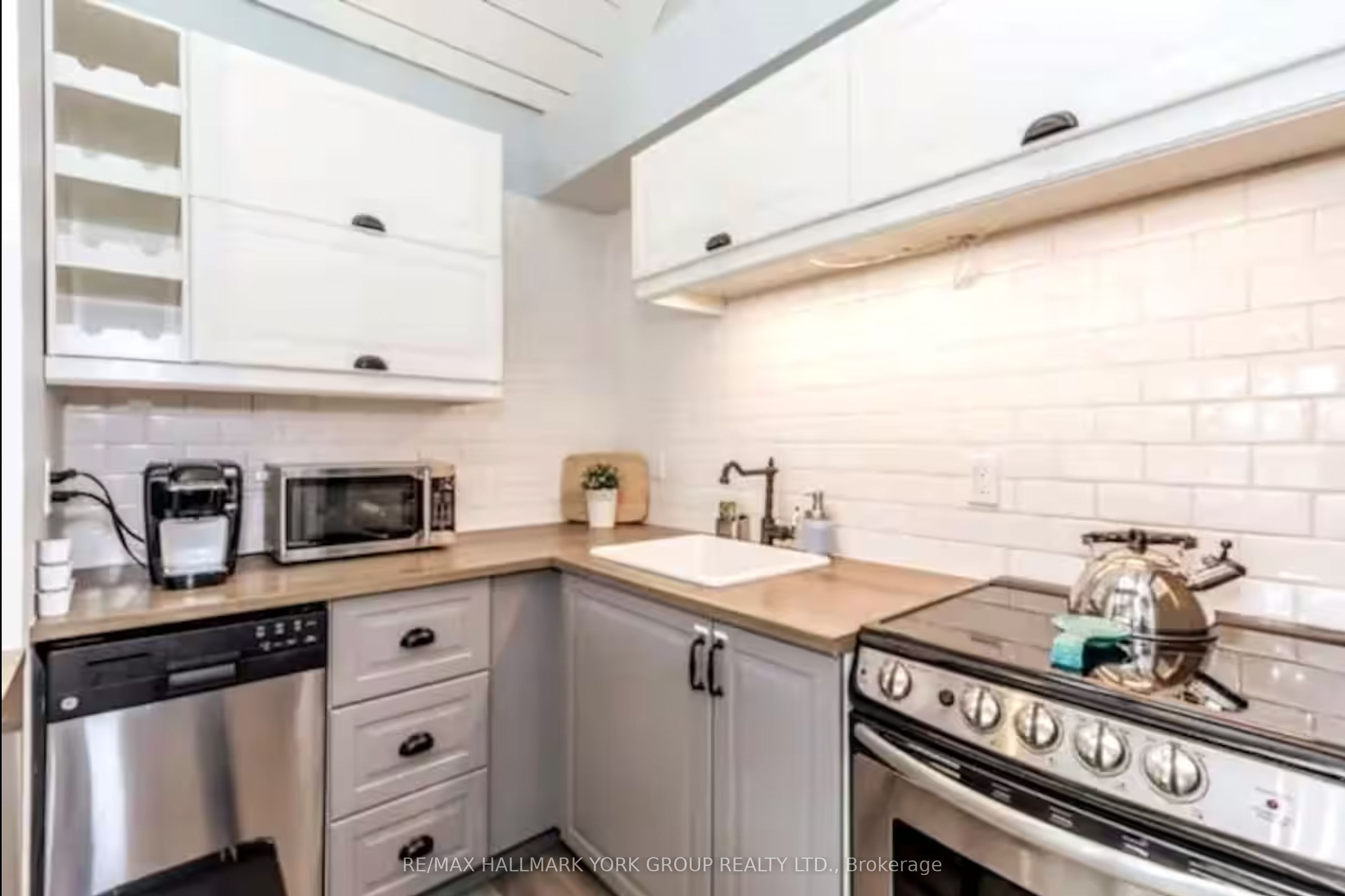 796468 19 Grey Road 514 Property Photo 4