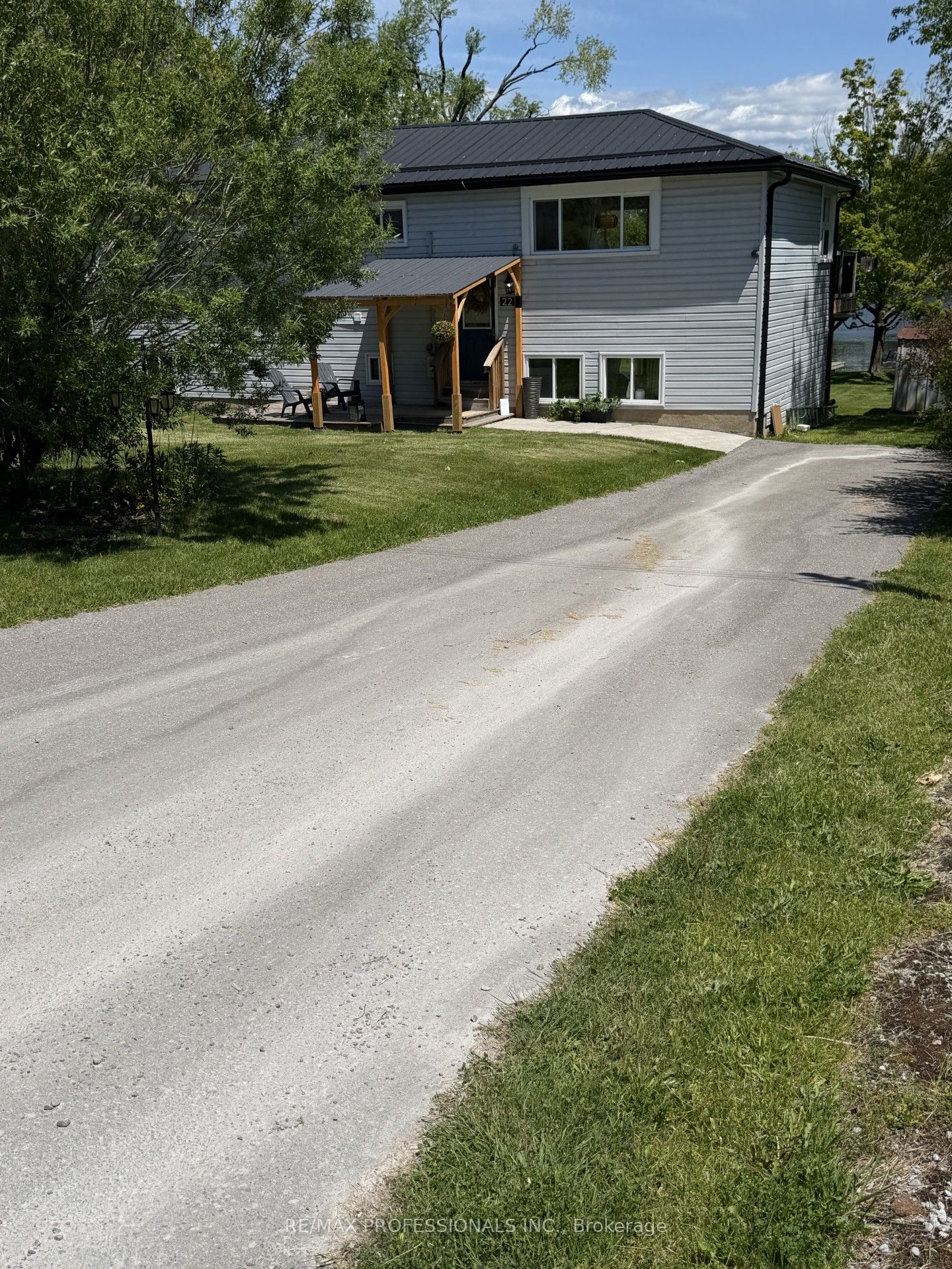22 Lawrence Street N Property Photo 2