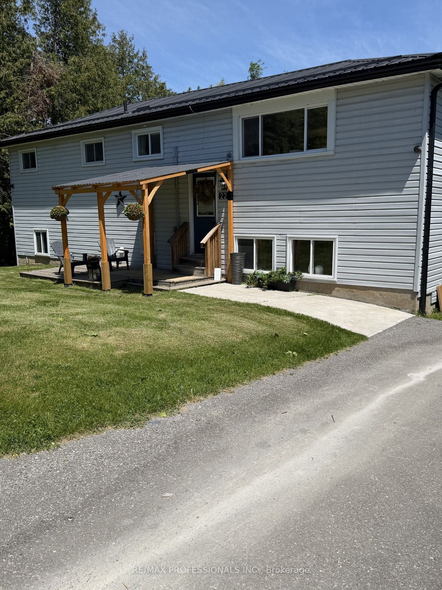 22 Lawrence Street N Property Photo 3