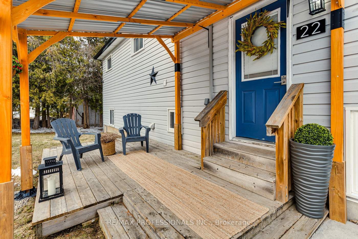 22 Lawrence Street N Property Photo 4