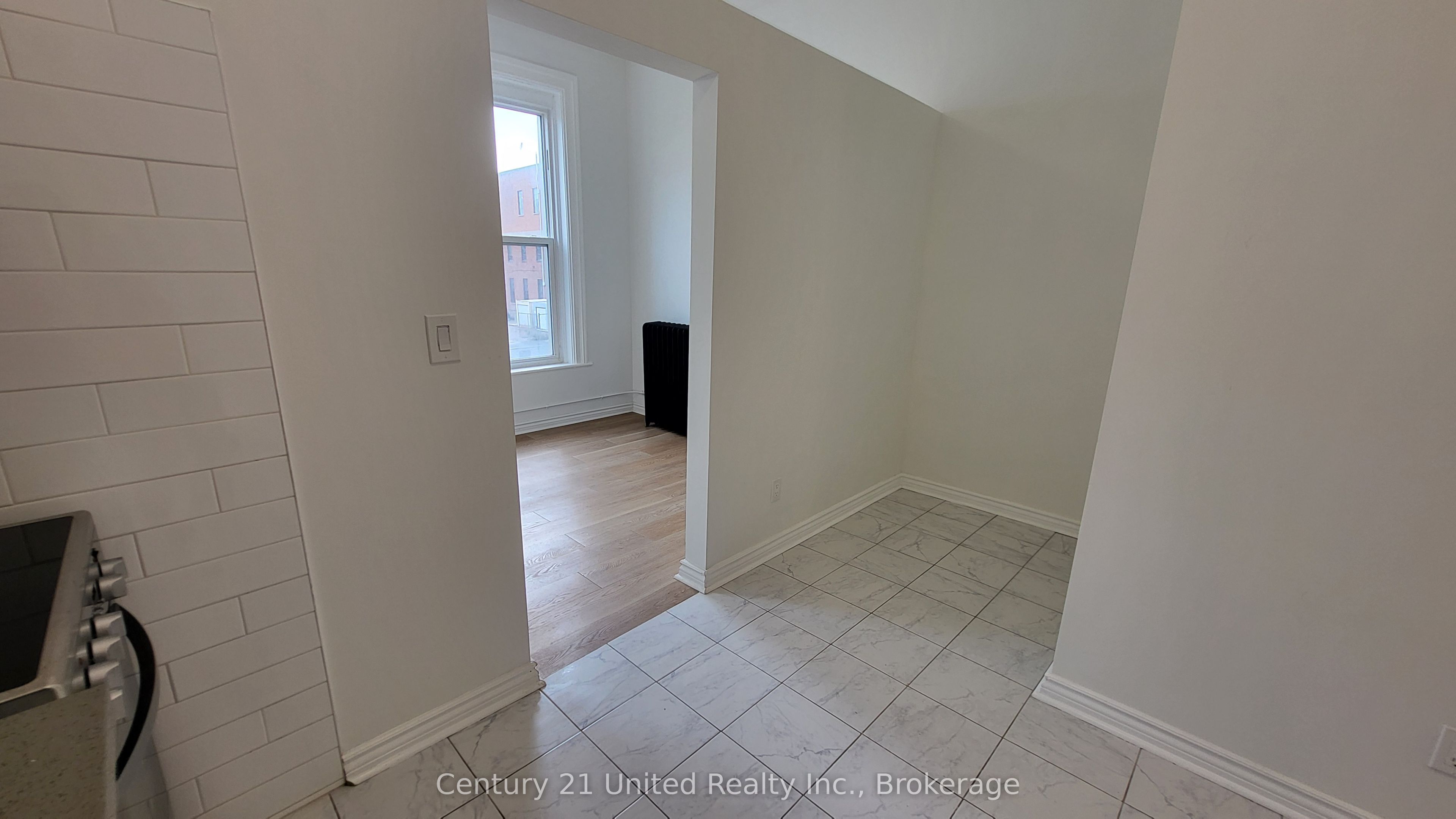 172.5 Hunter Street W 11 Property Photo 4