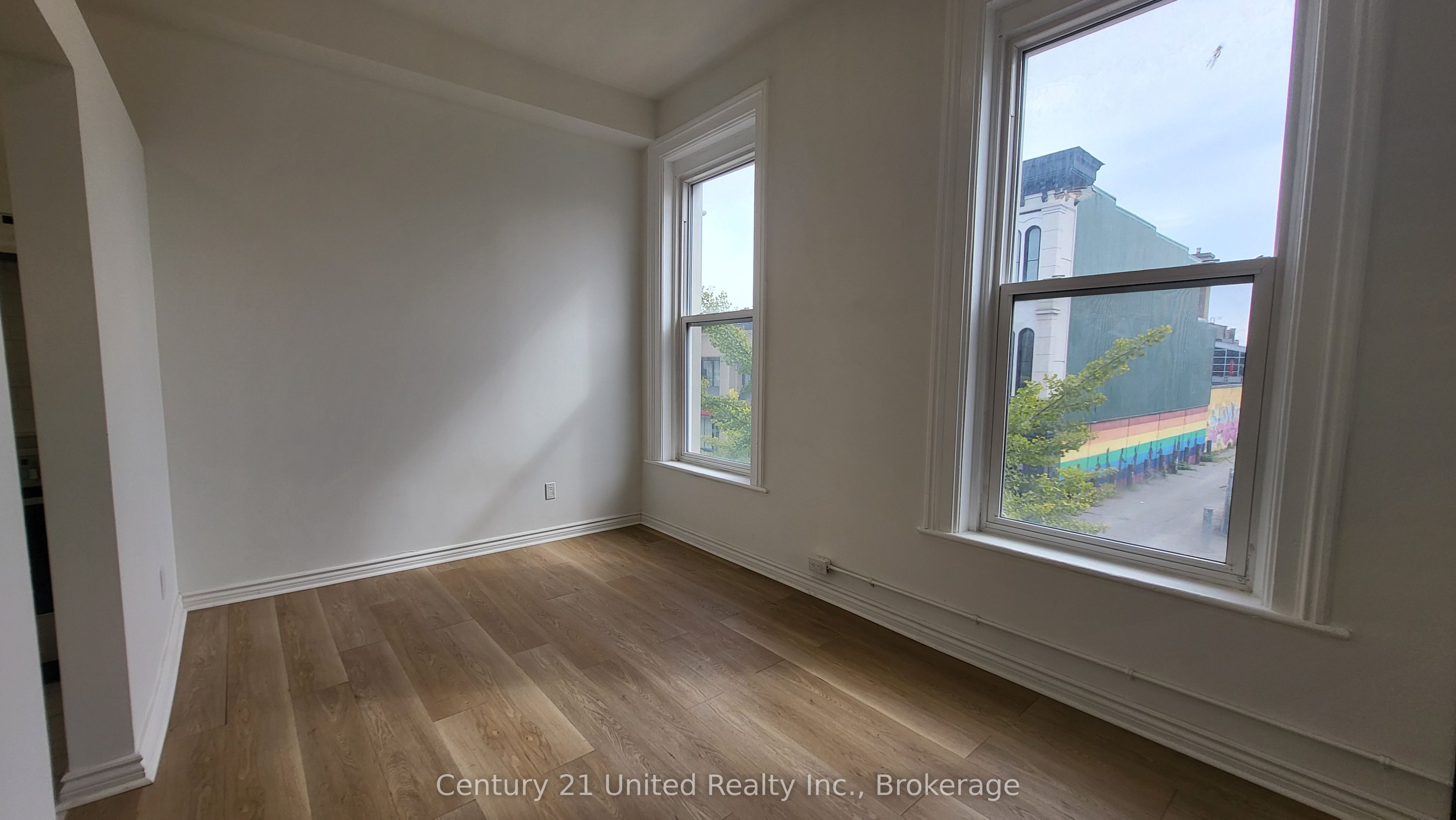 172.5 Hunter Street W 11 Property Photo 5