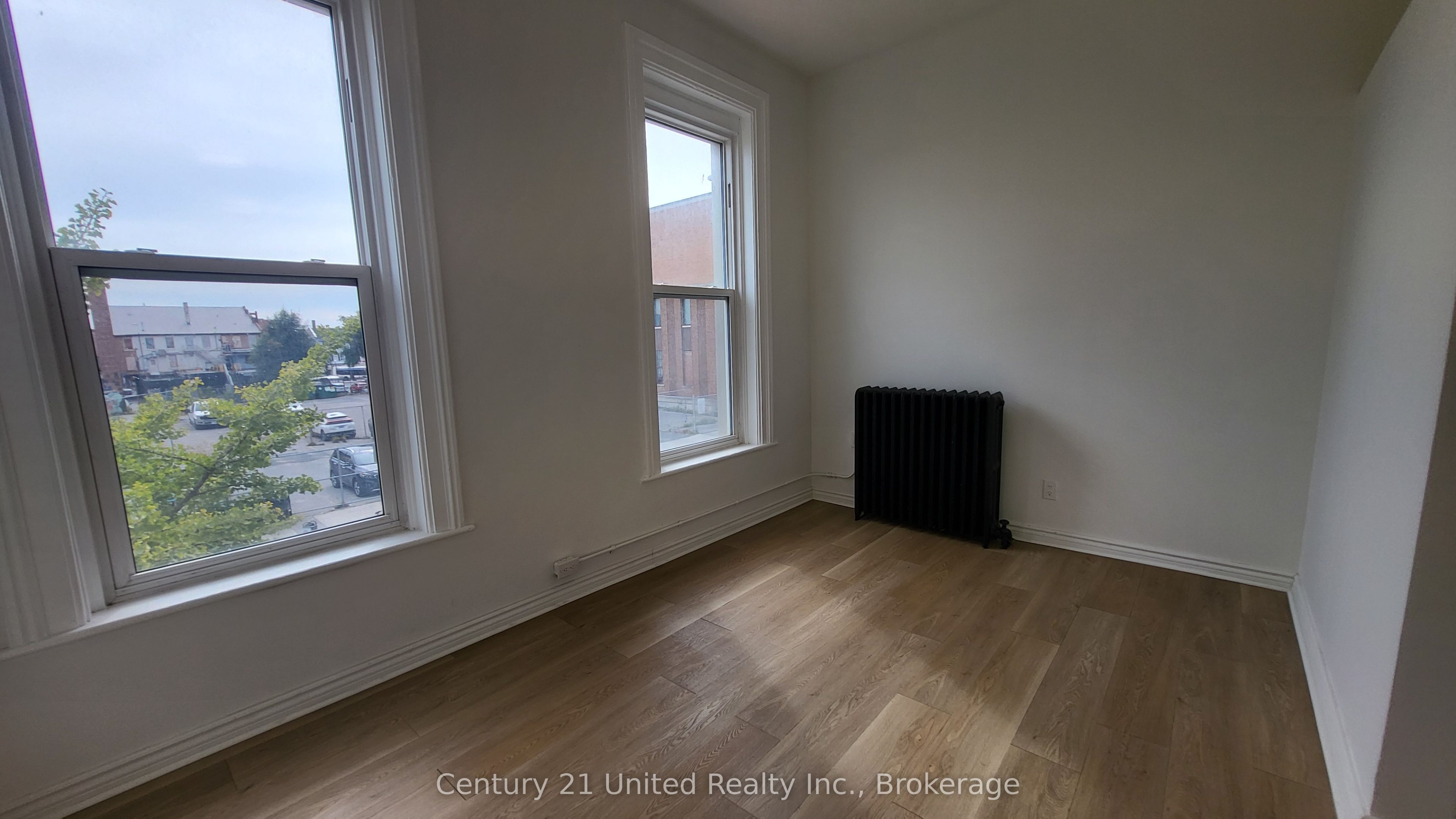 172.5 Hunter Street W 11 Property Photo 6