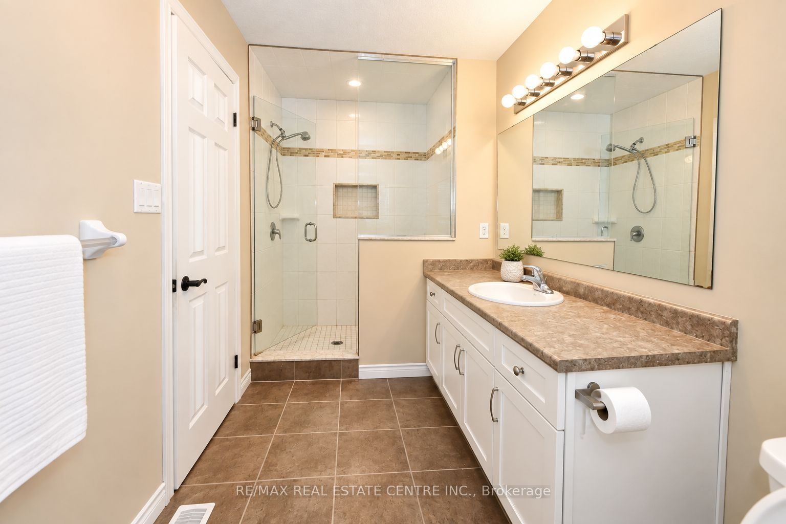 4 Drone Crescent Property Photo 11
