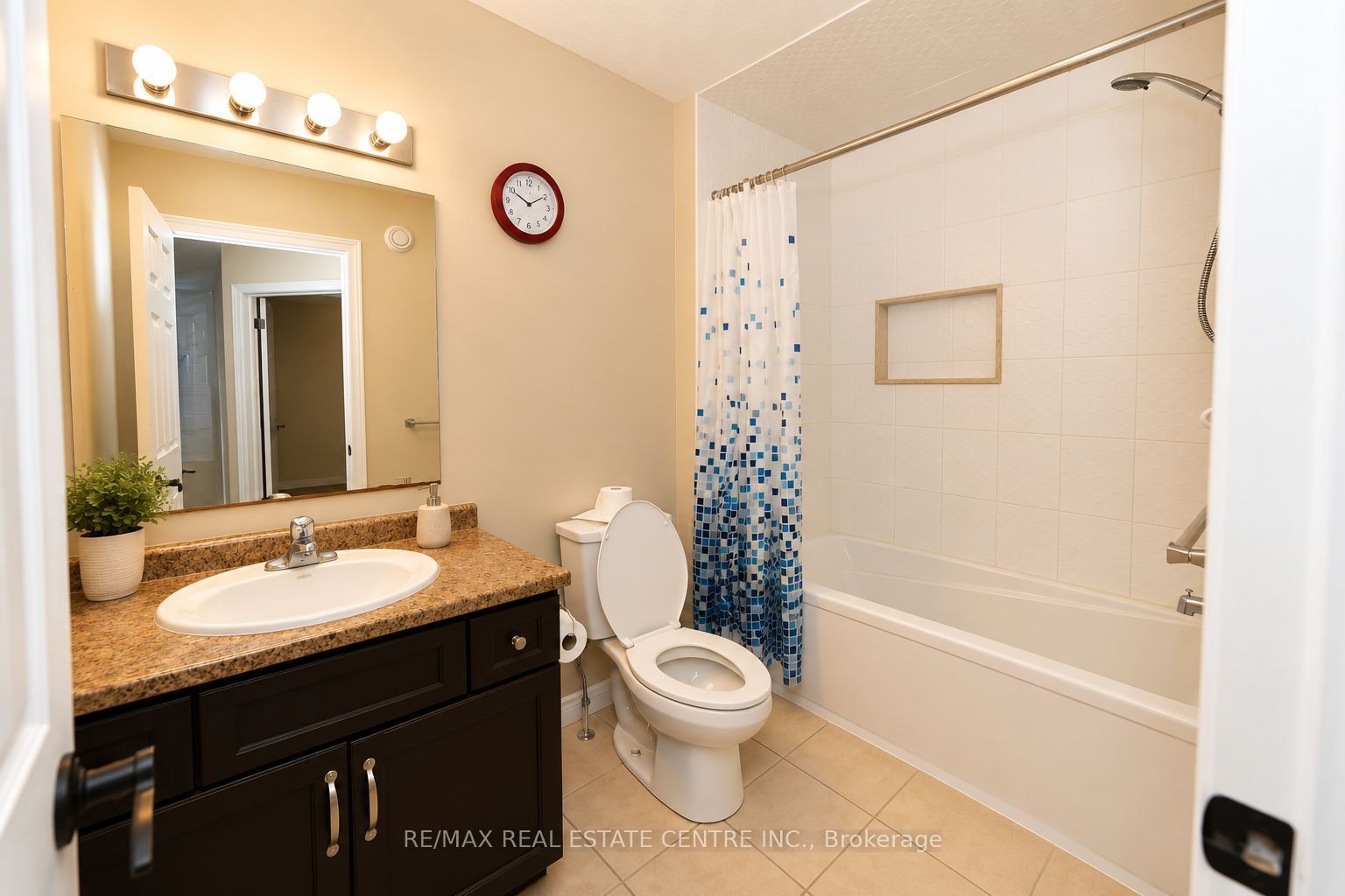 4 Drone Crescent Property Photo 14