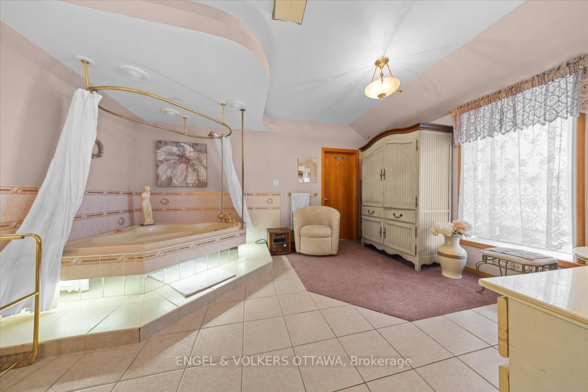 528 St Lawrence Street Property Photo 35