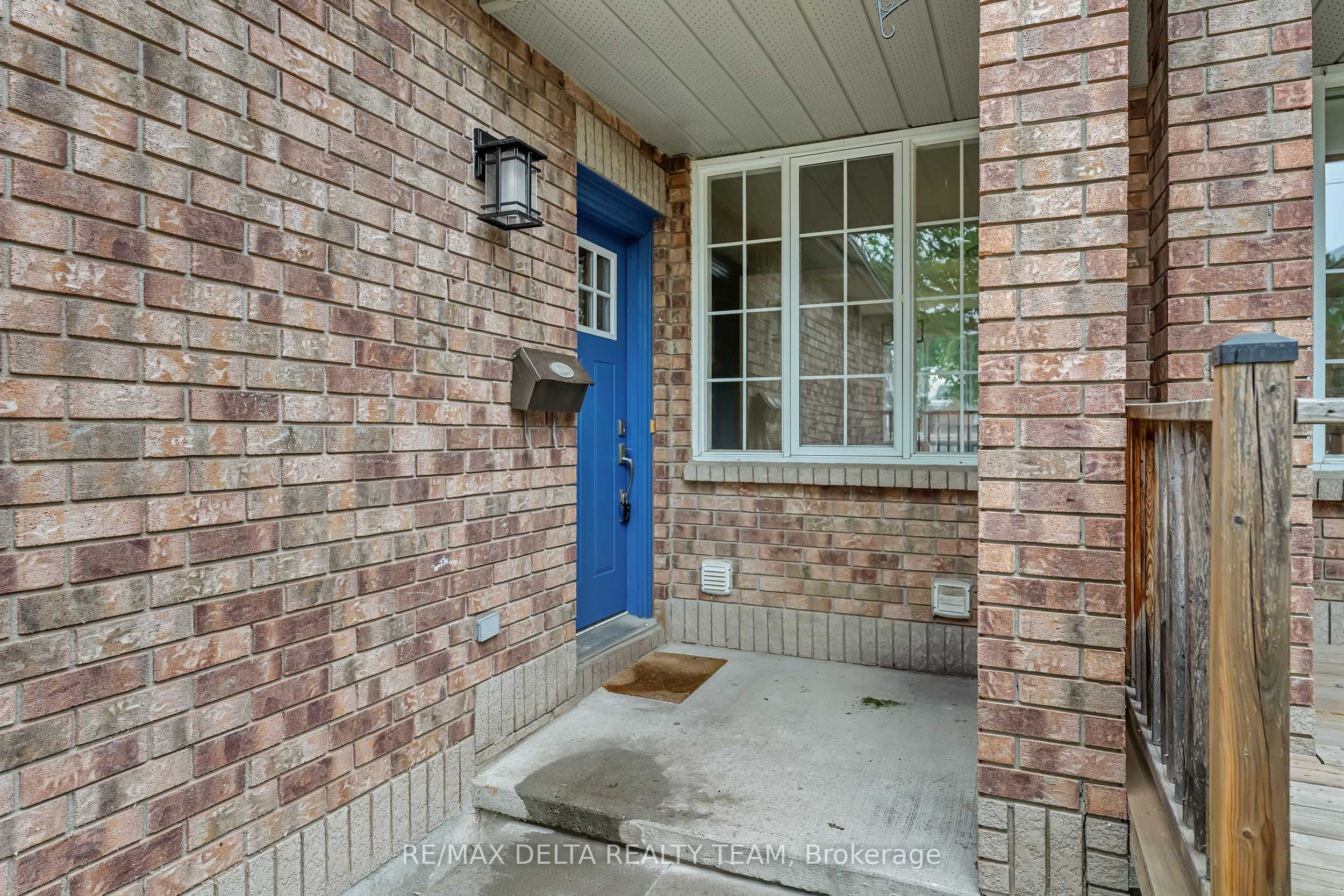 858 Como Crescent Property Photo 2