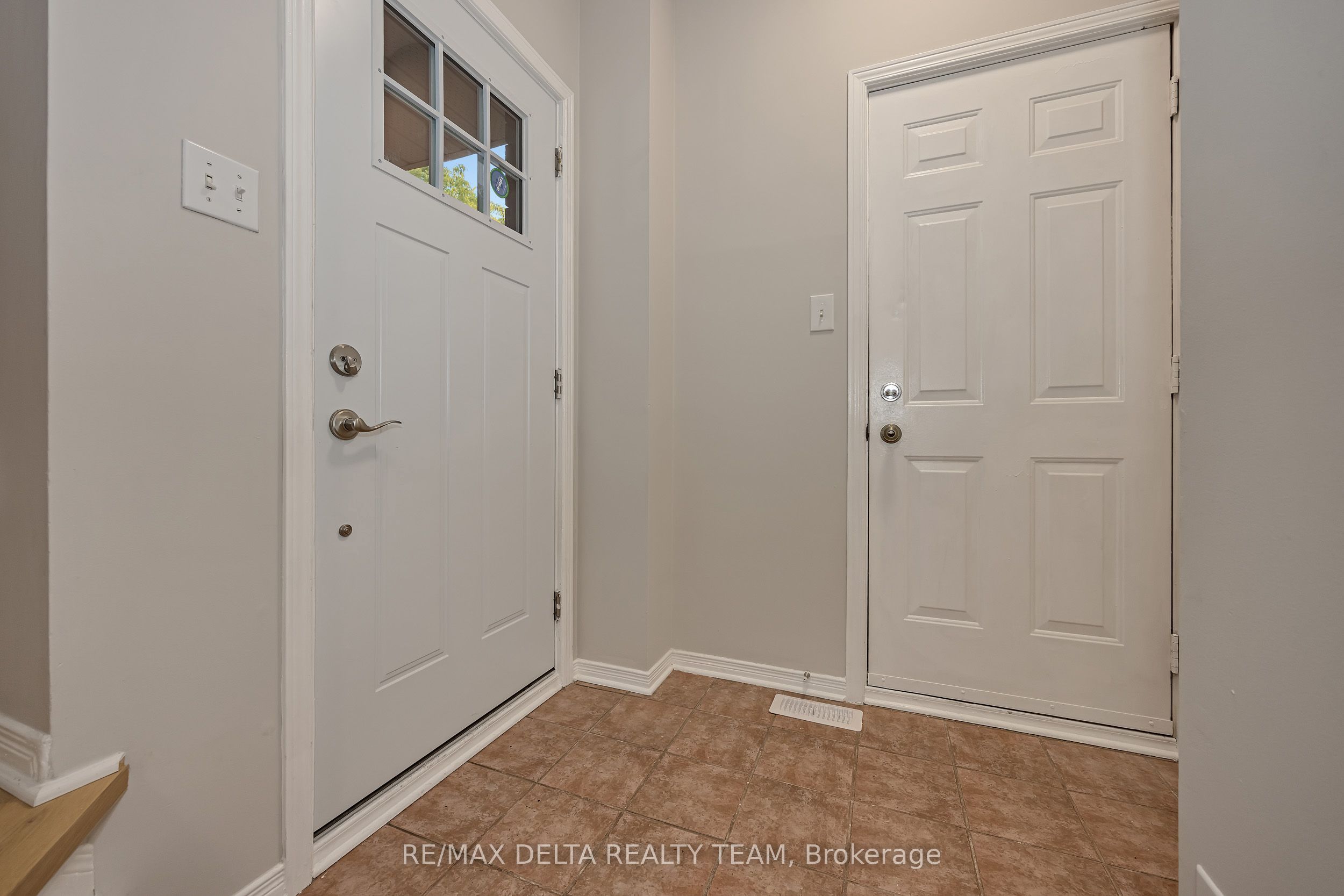 858 Como Crescent Property Photo 3