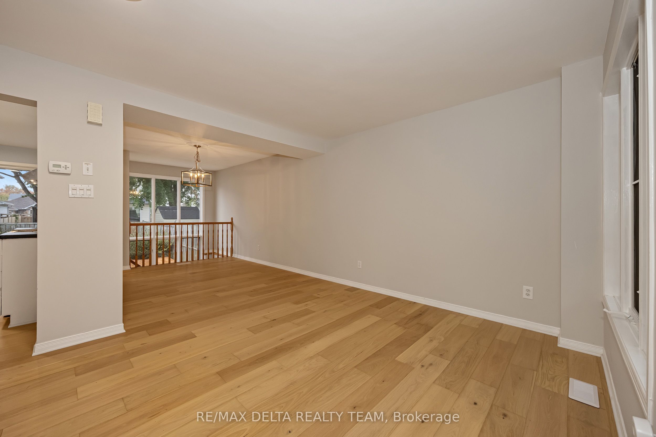 858 Como Crescent Property Photo 4