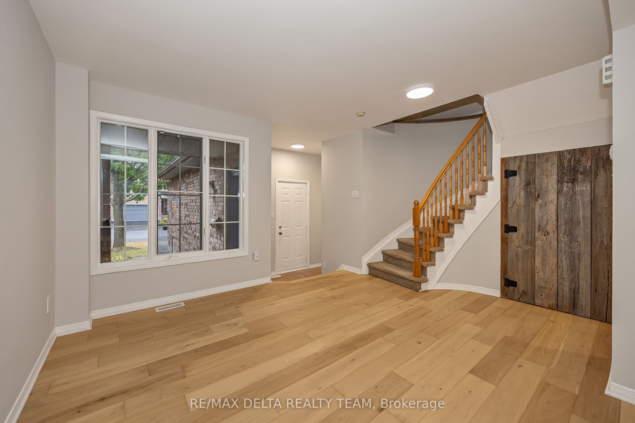 858 Como Crescent Property Photo 6