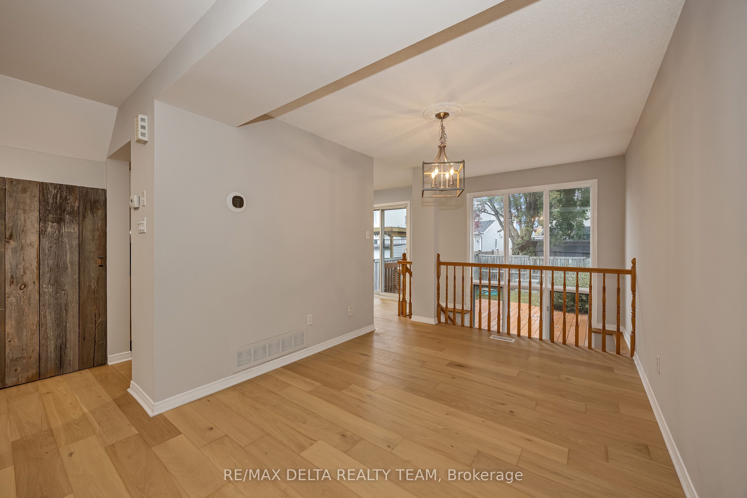 858 Como Crescent Property Photo 7