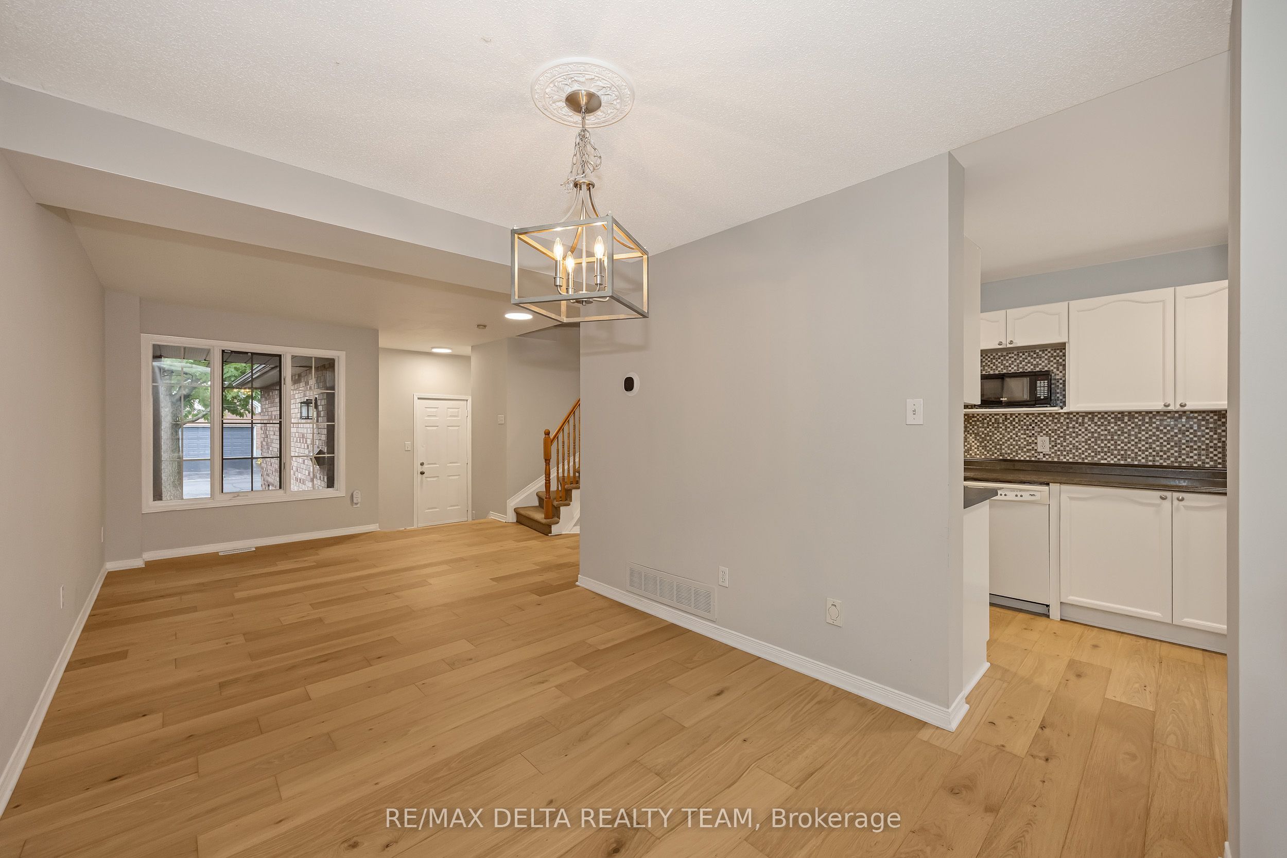 858 Como Crescent Property Photo 9