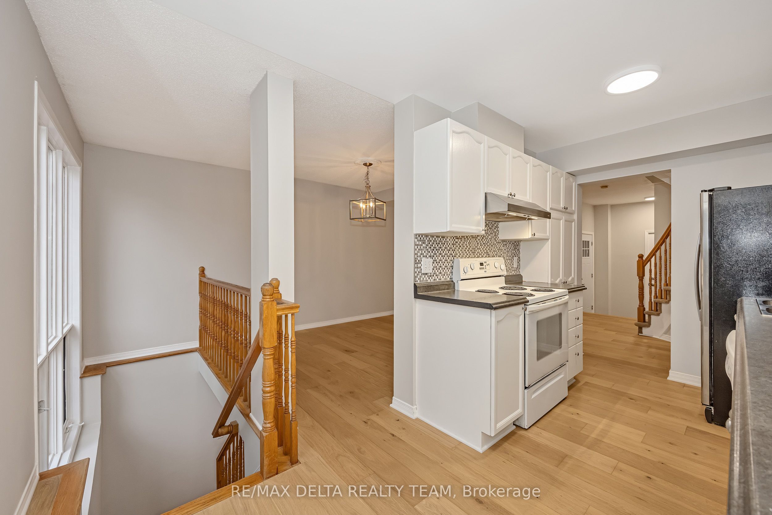 858 Como Crescent Property Photo 14