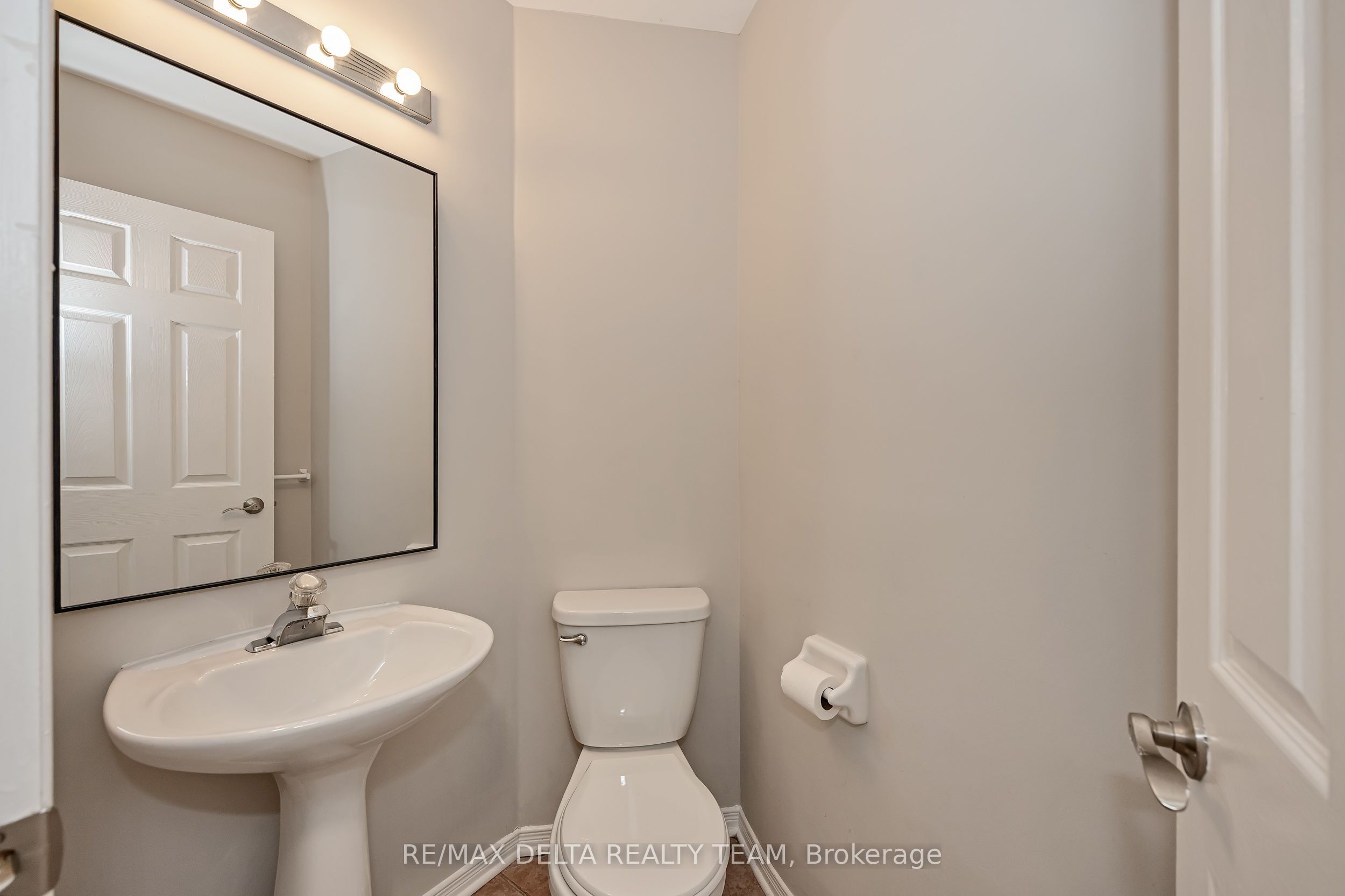 858 Como Crescent Property Photo 15