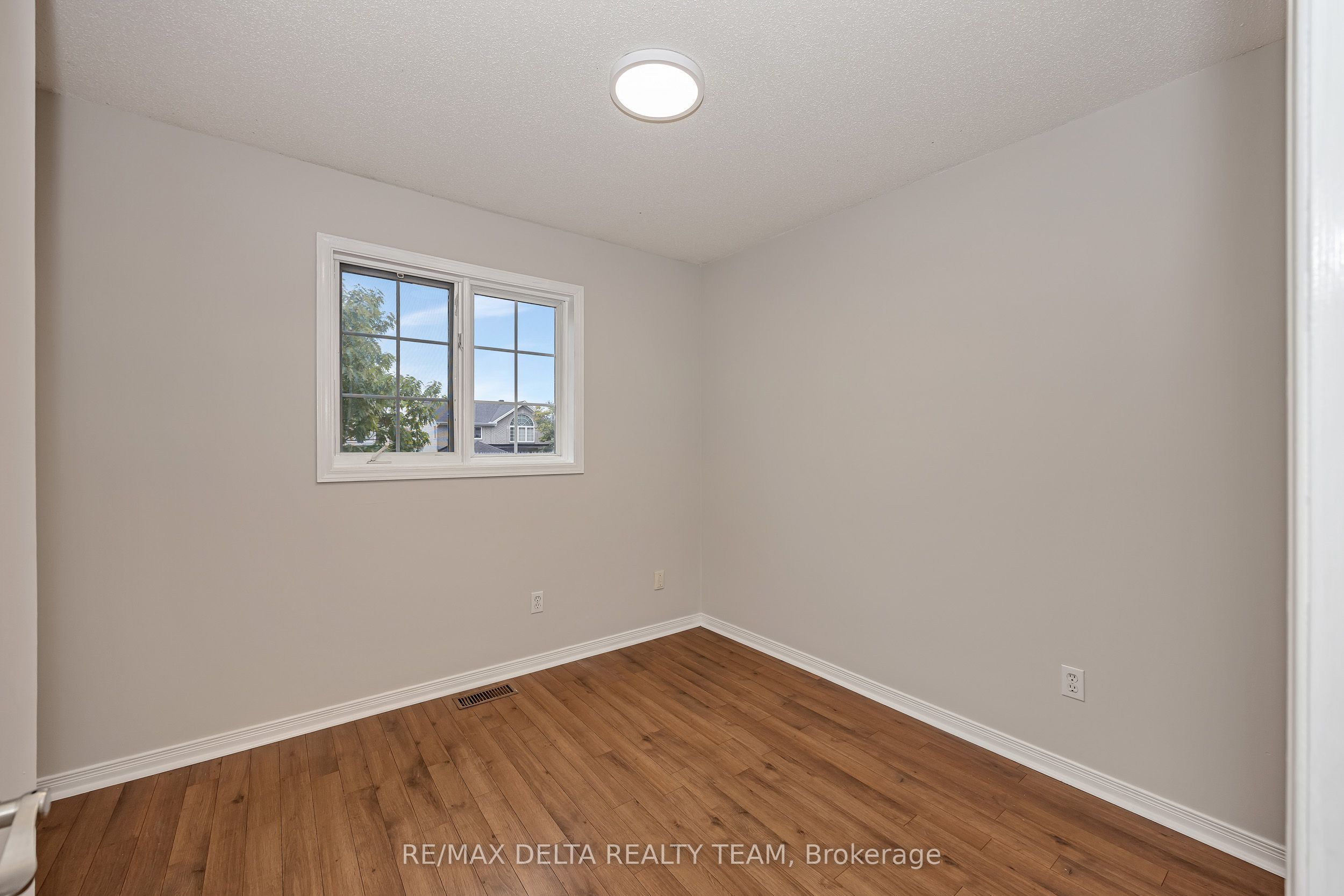 858 Como Crescent Property Photo 19