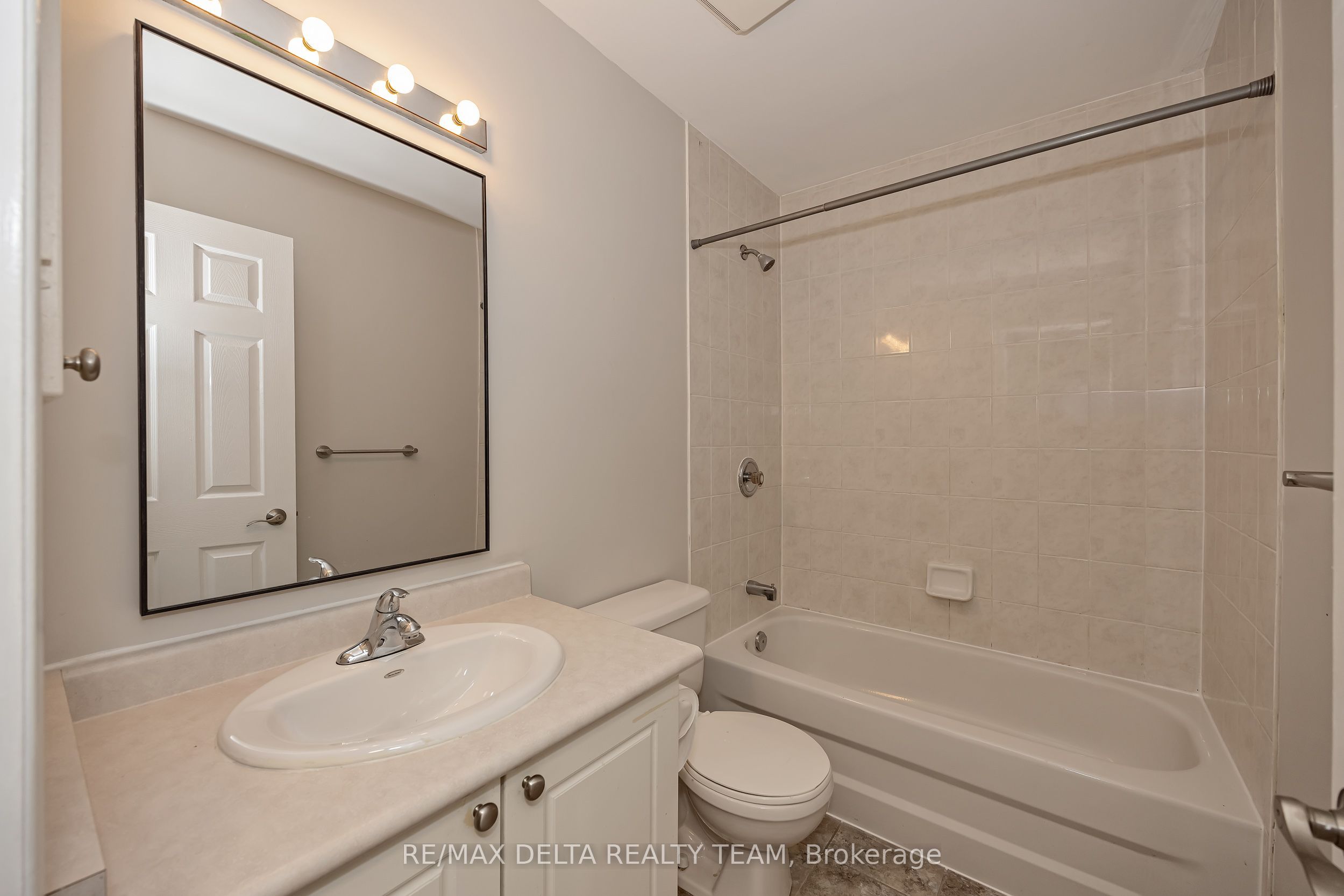 858 Como Crescent Property Photo 23