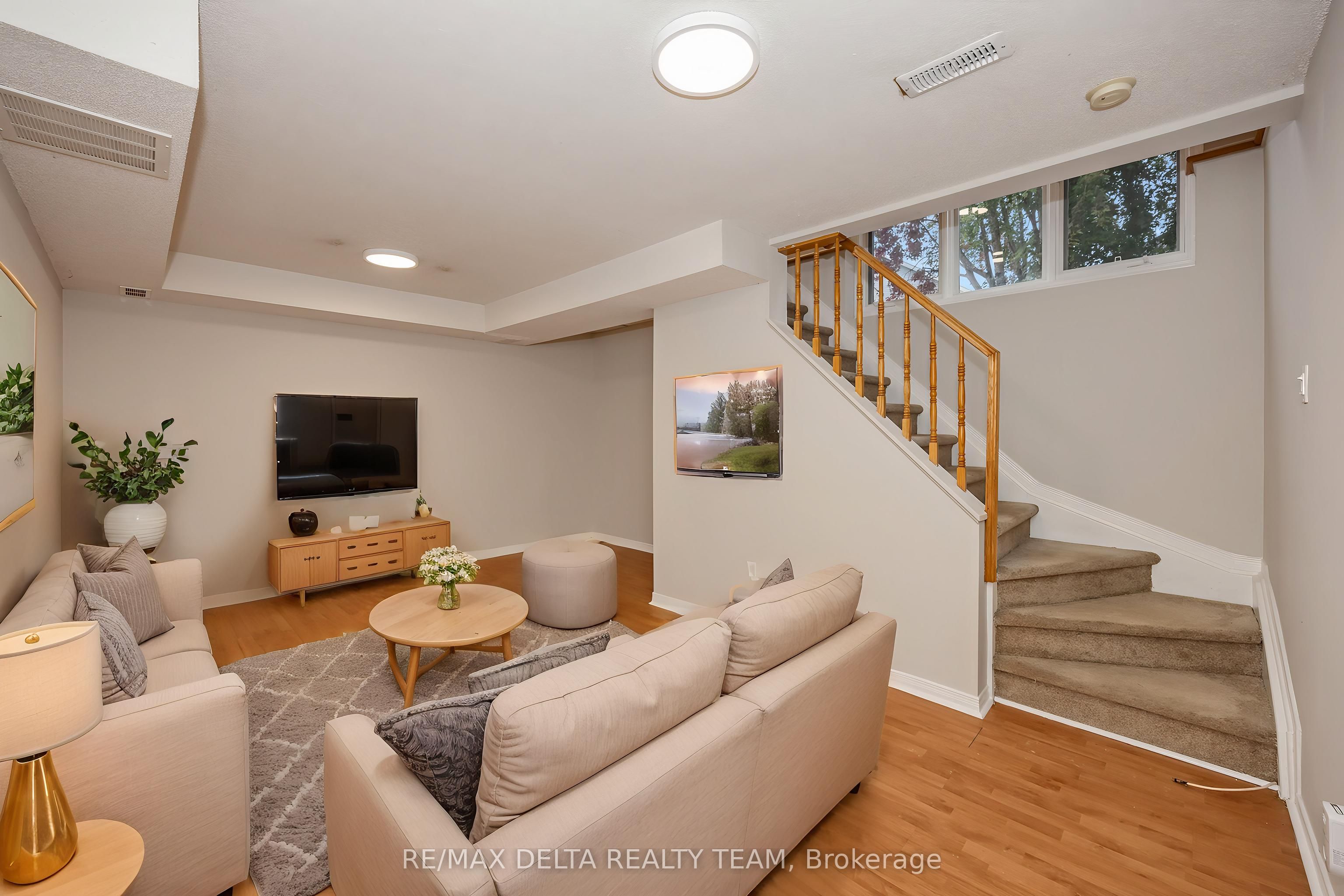858 Como Crescent Property Photo 25