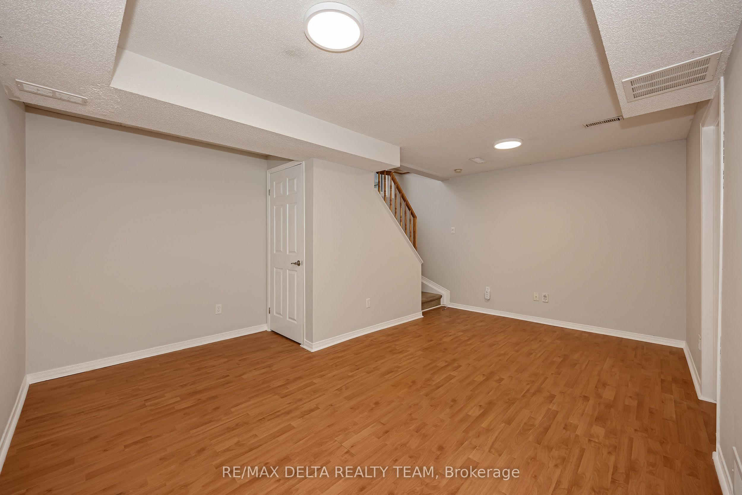 858 Como Crescent Property Photo 26