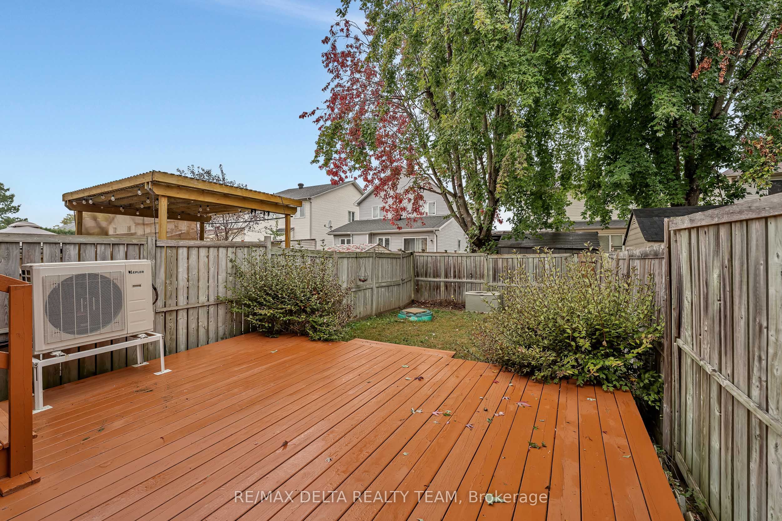 858 Como Crescent Property Photo 30