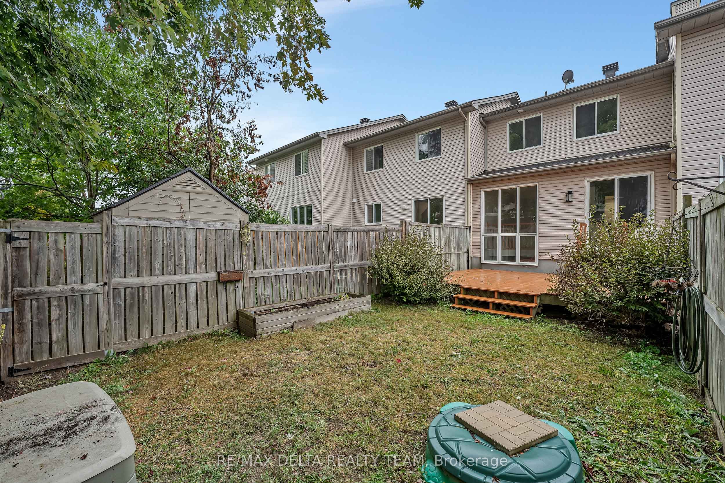 858 Como Crescent Property Photo 34