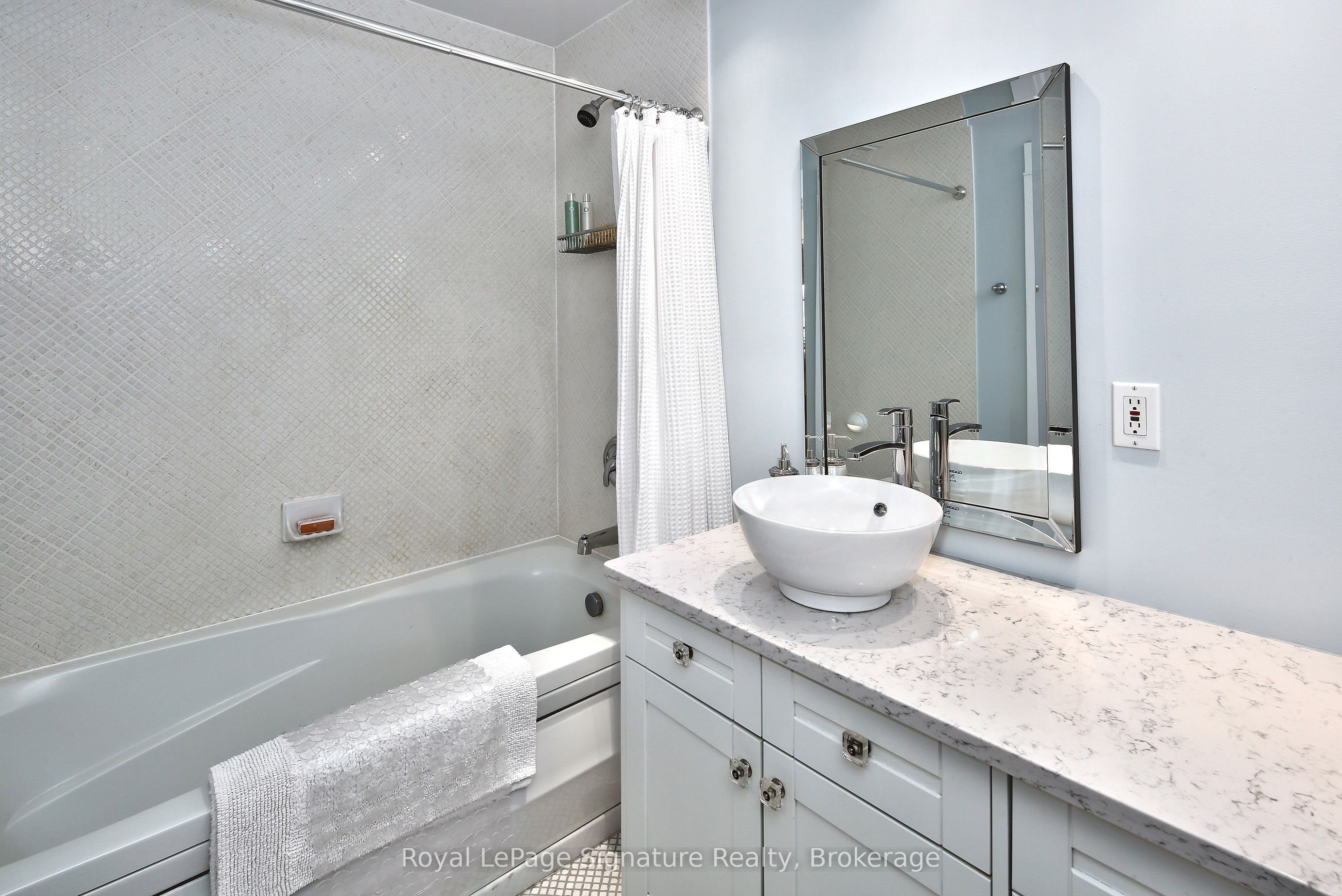 807035 25th Side Road Property Photo 19