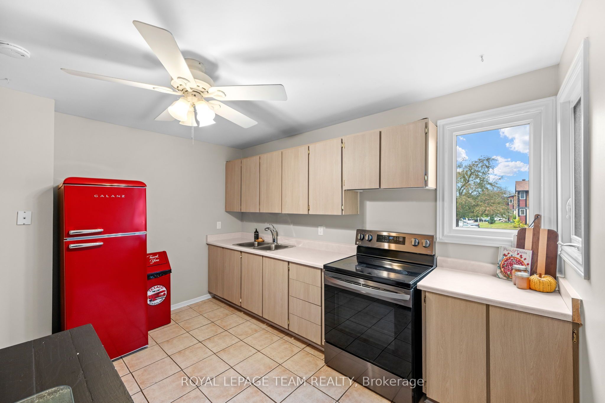128 Mcclintock Way Property Photo 6
