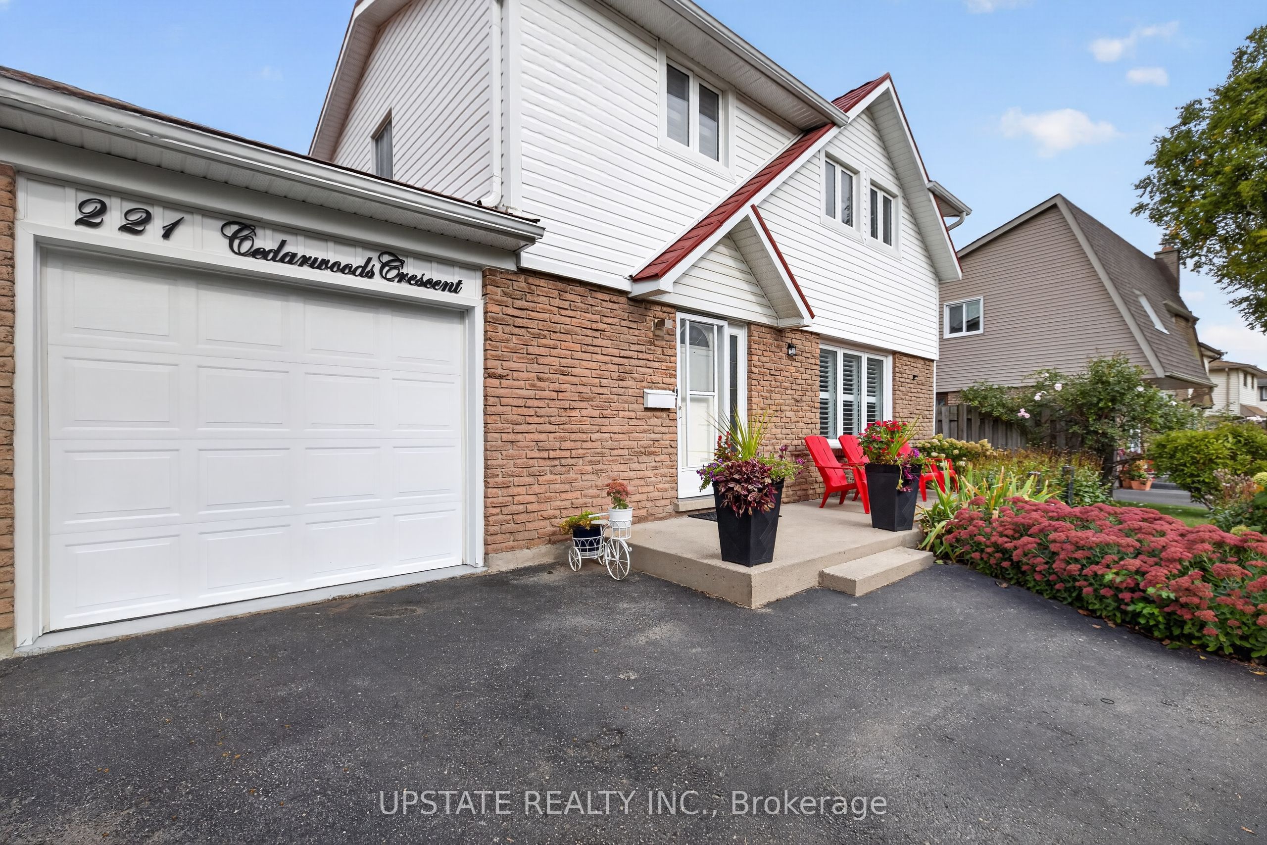 221 Cedarwoods Crescent Property Photo 2