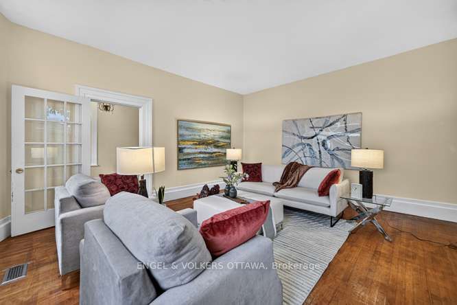 716 King Street W Property Photo 11