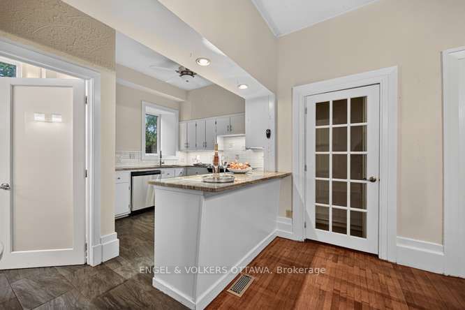 716 King Street W Property Photo 18