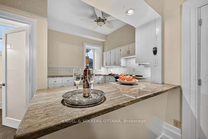 716 King Street W Property Photo 19