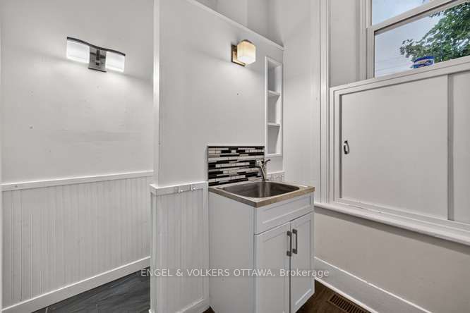716 King Street W Property Photo 24