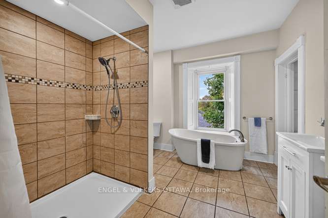 716 King Street W Property Photo 36