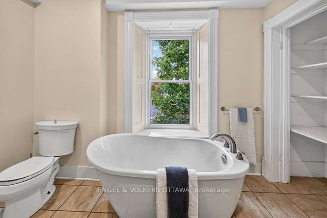 716 King Street W Property Photo 37