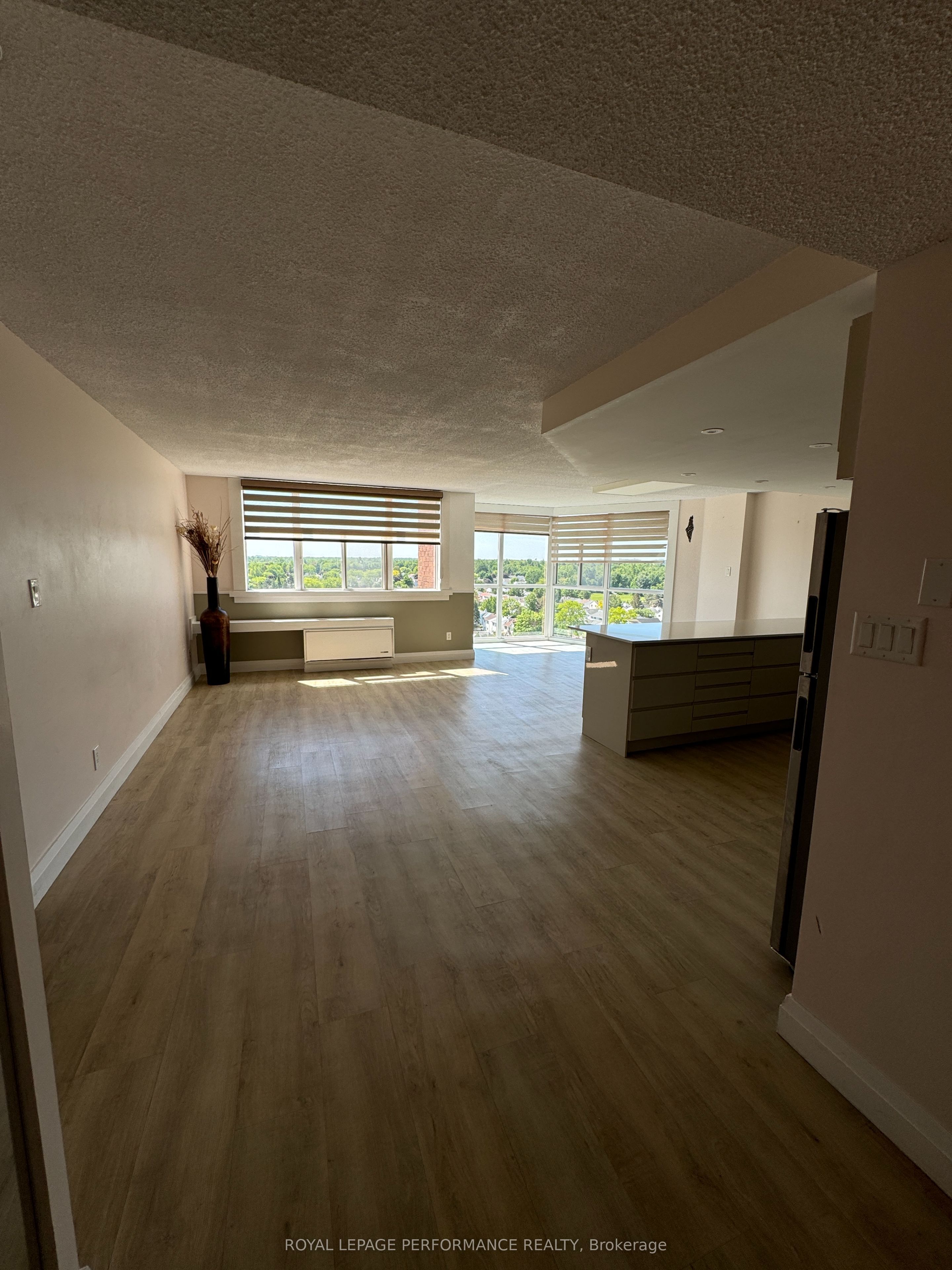 2760 Carousel Crescent 1209 Property Photo 4