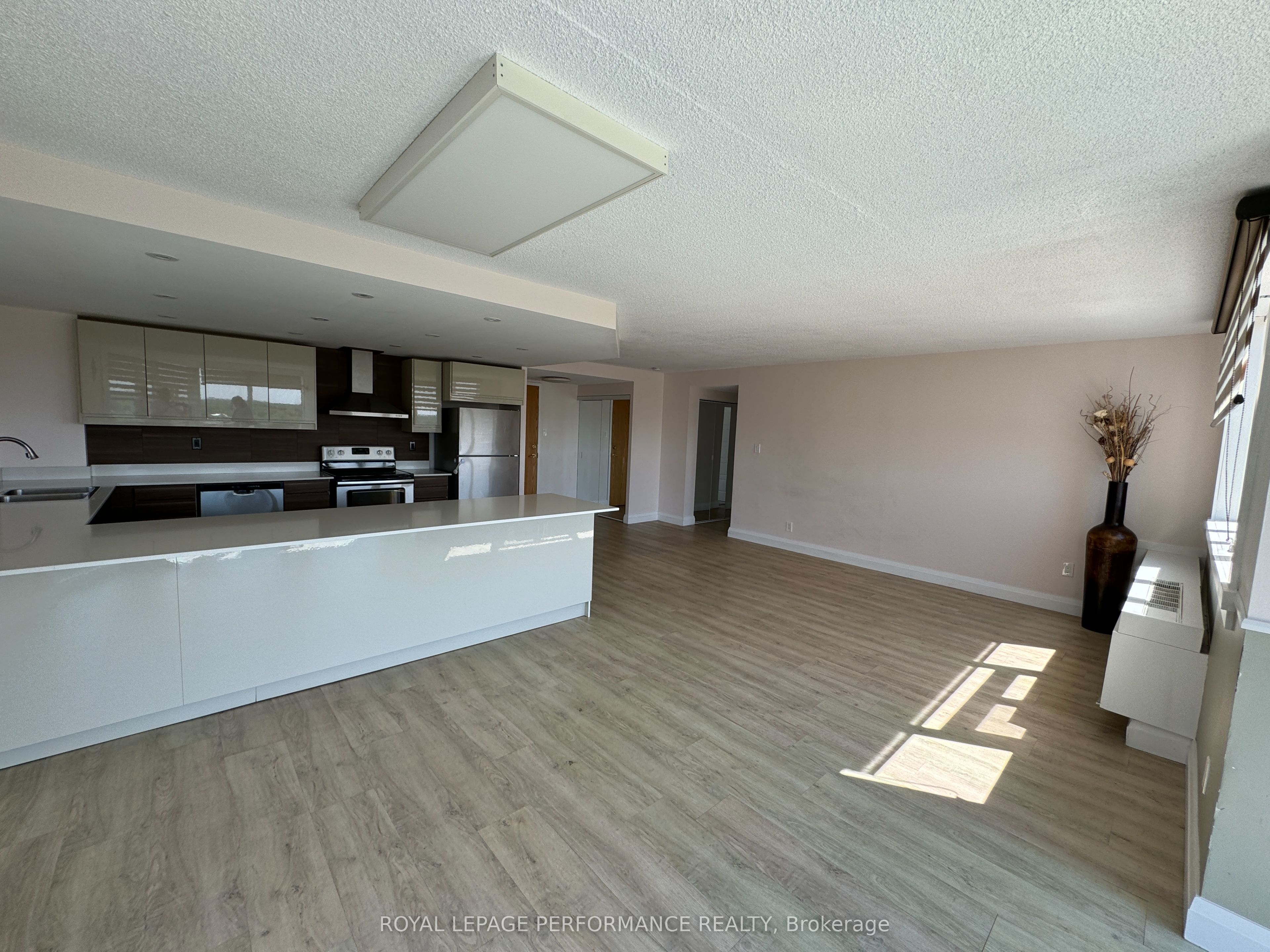 2760 Carousel Crescent 1209 Property Photo 7