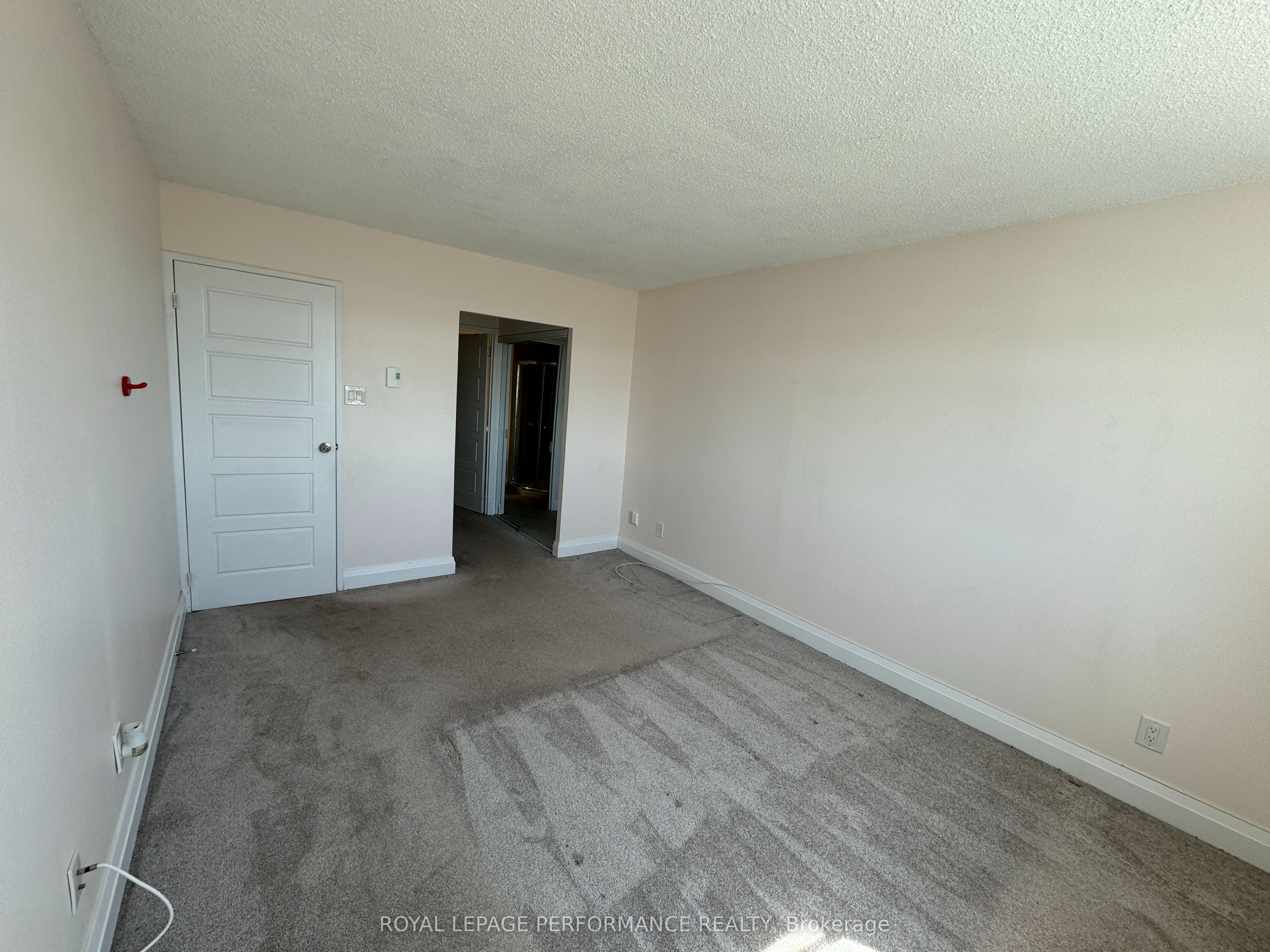 2760 Carousel Crescent 1209 Property Photo 14