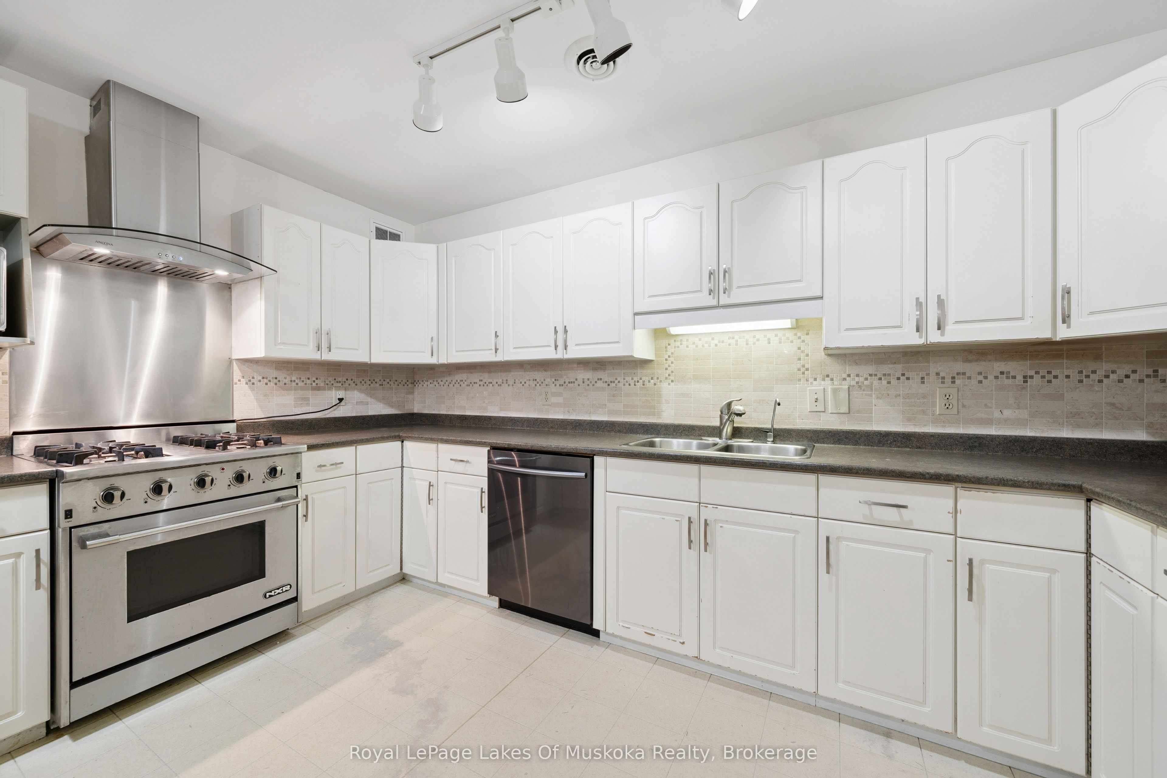 1181 Lone Pine Drive Property Photo 11