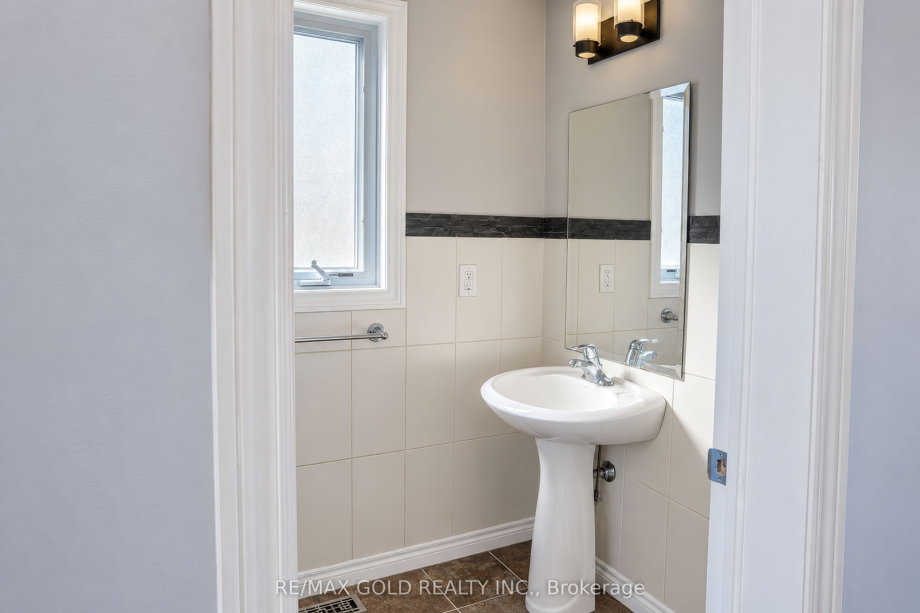31 Melinda Street W Property Photo 5