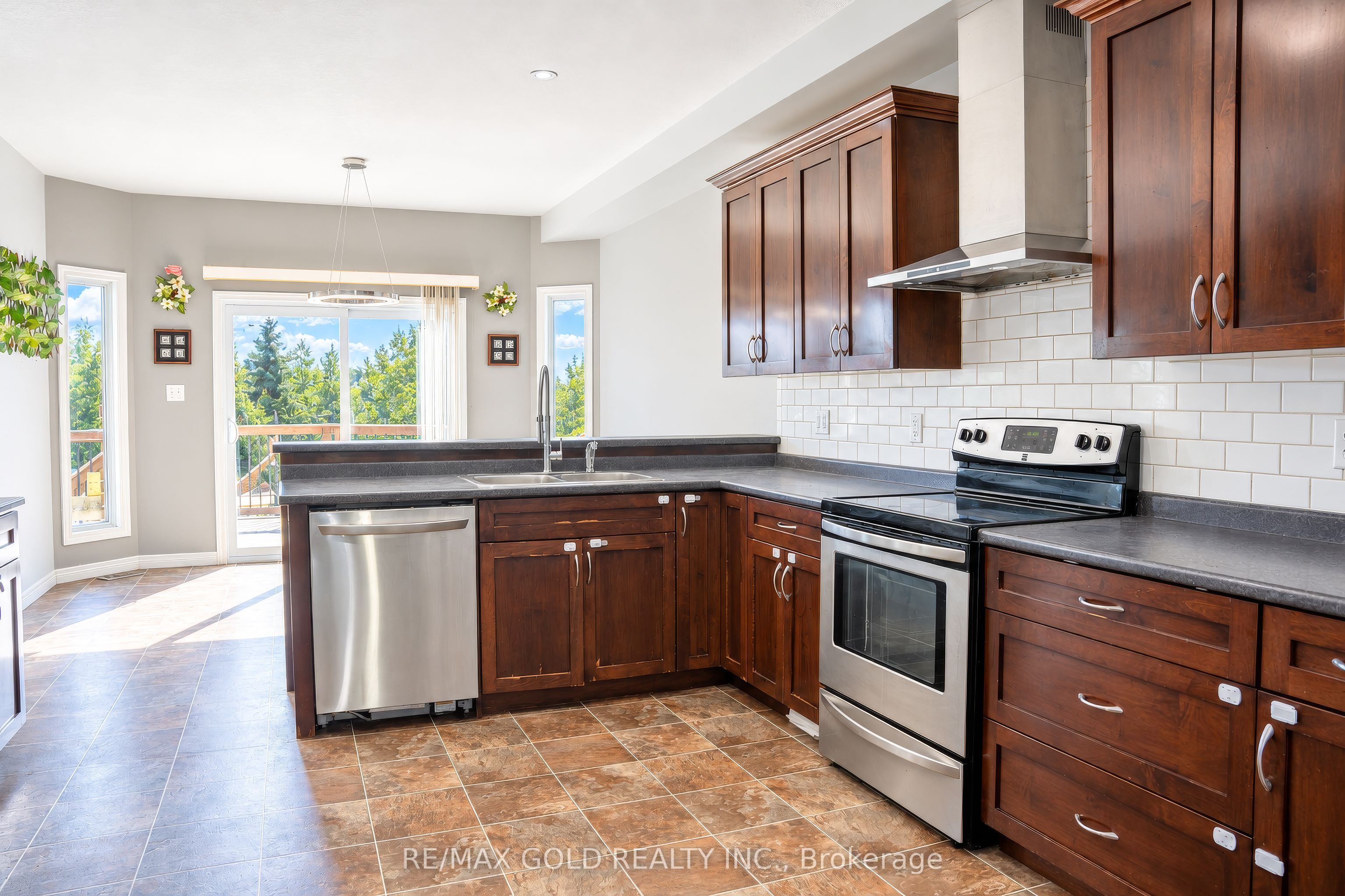 31 Melinda Street W Property Photo 6