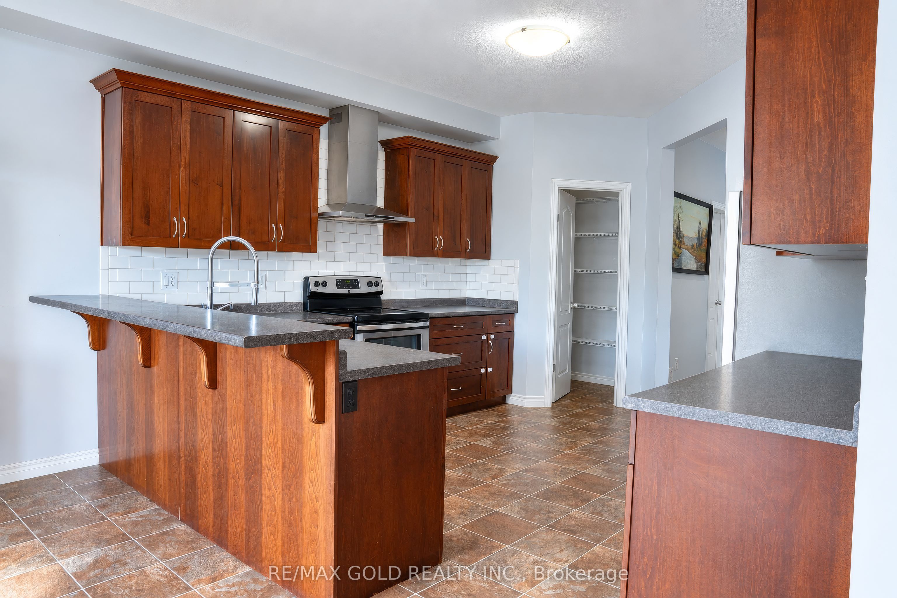 31 Melinda Street W Property Photo 8