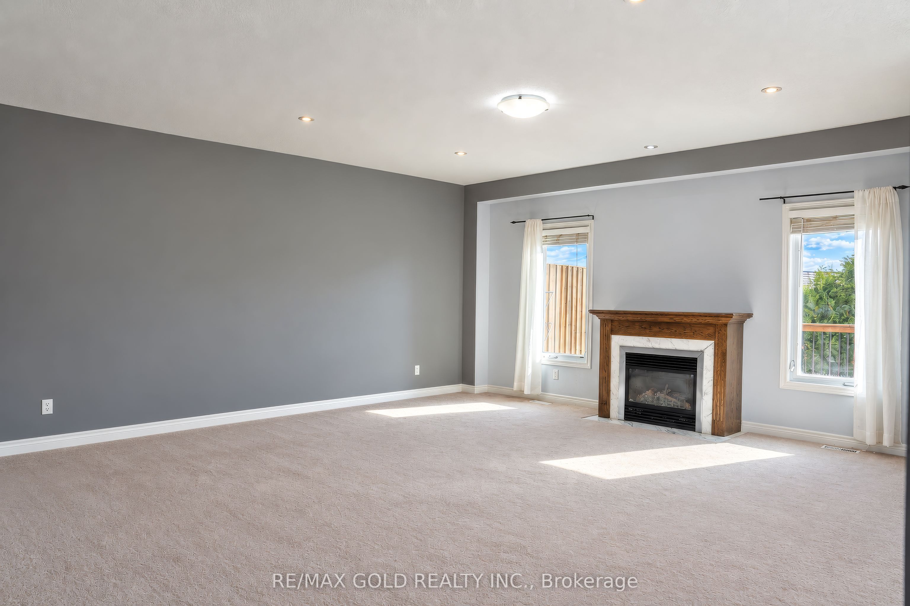 31 Melinda Street W Property Photo 10