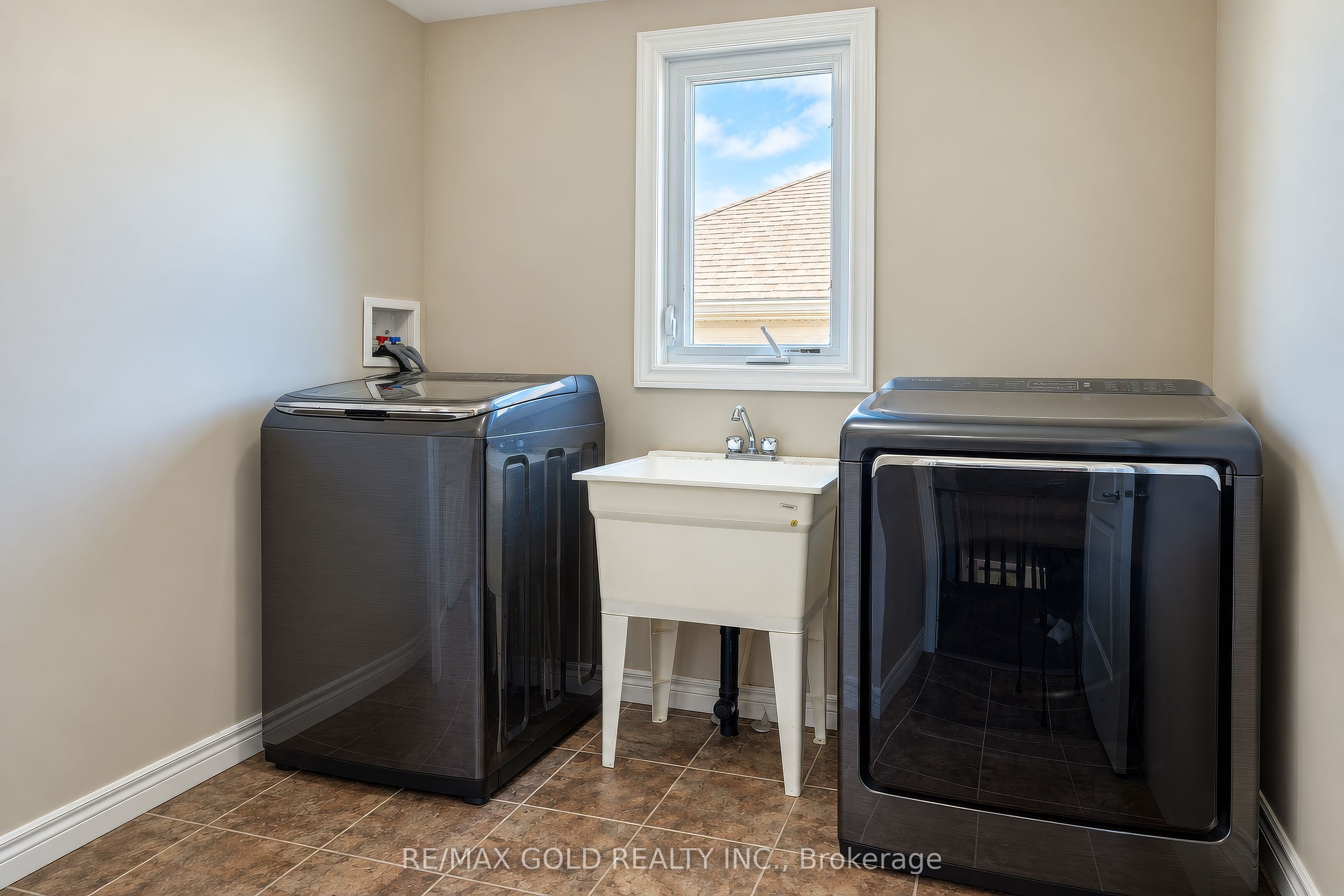31 Melinda Street W Property Photo 16