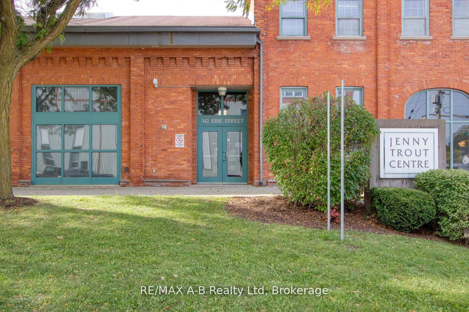 342 Erie Street 201 Property Photo 4