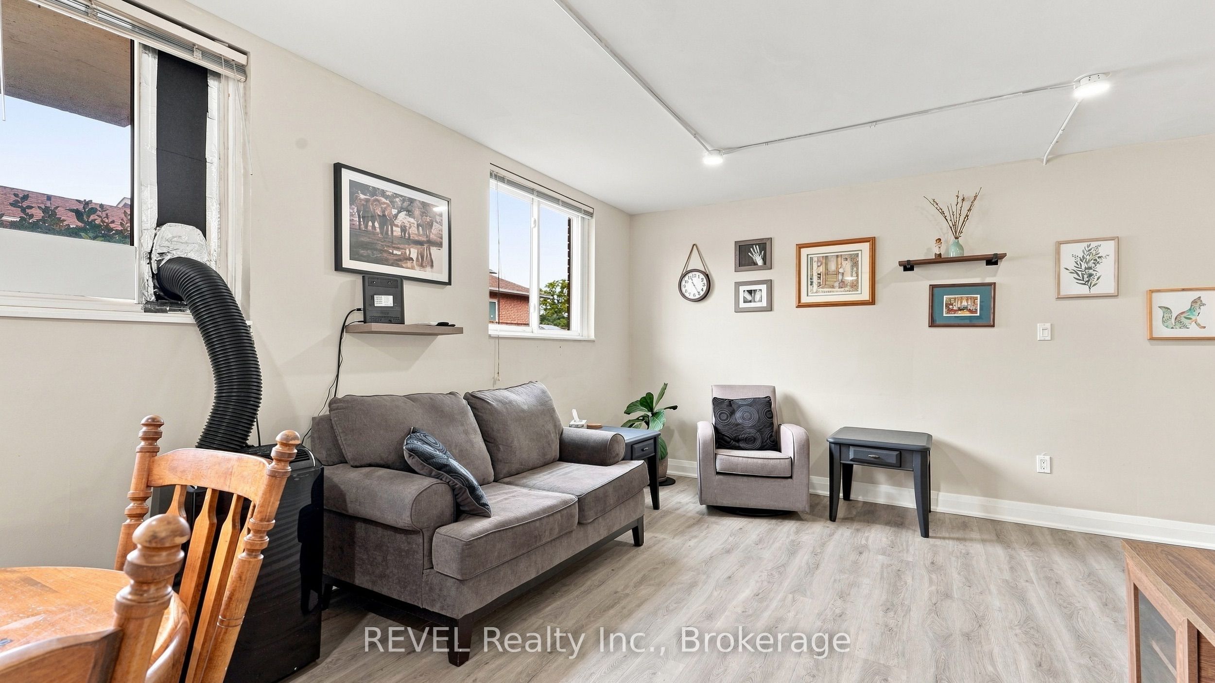 450 Carlton Street 3 Property Photo 6