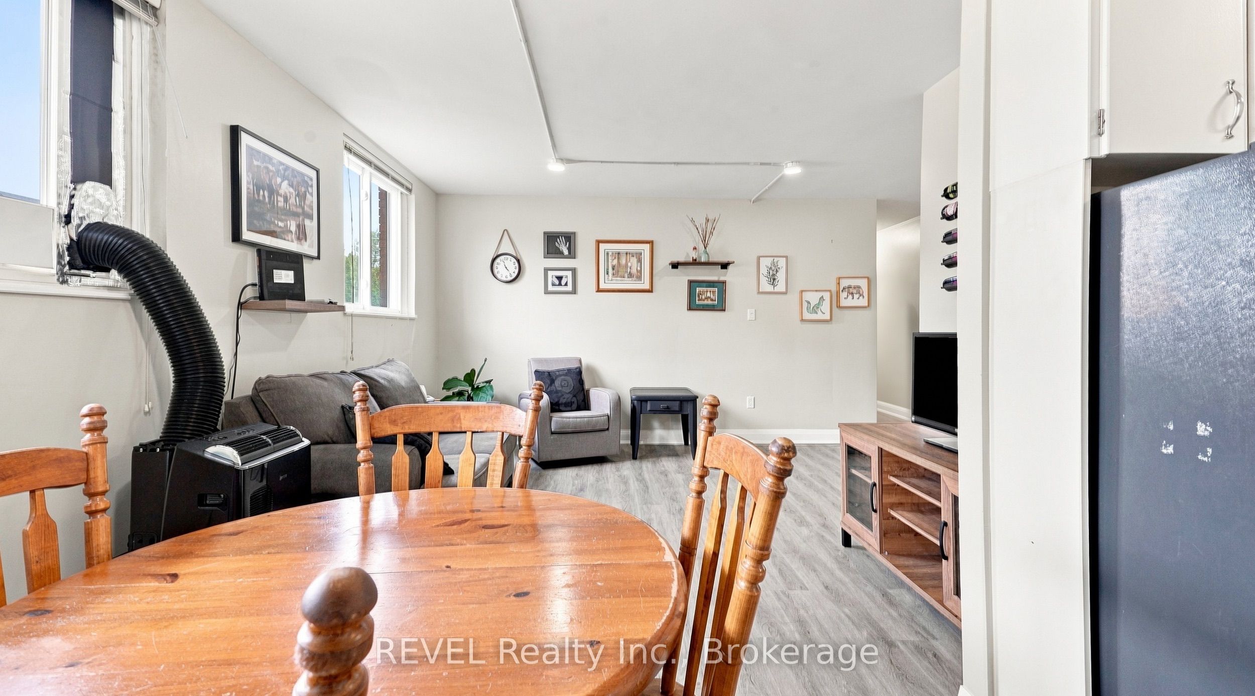 450 Carlton Street 3 Property Photo 9
