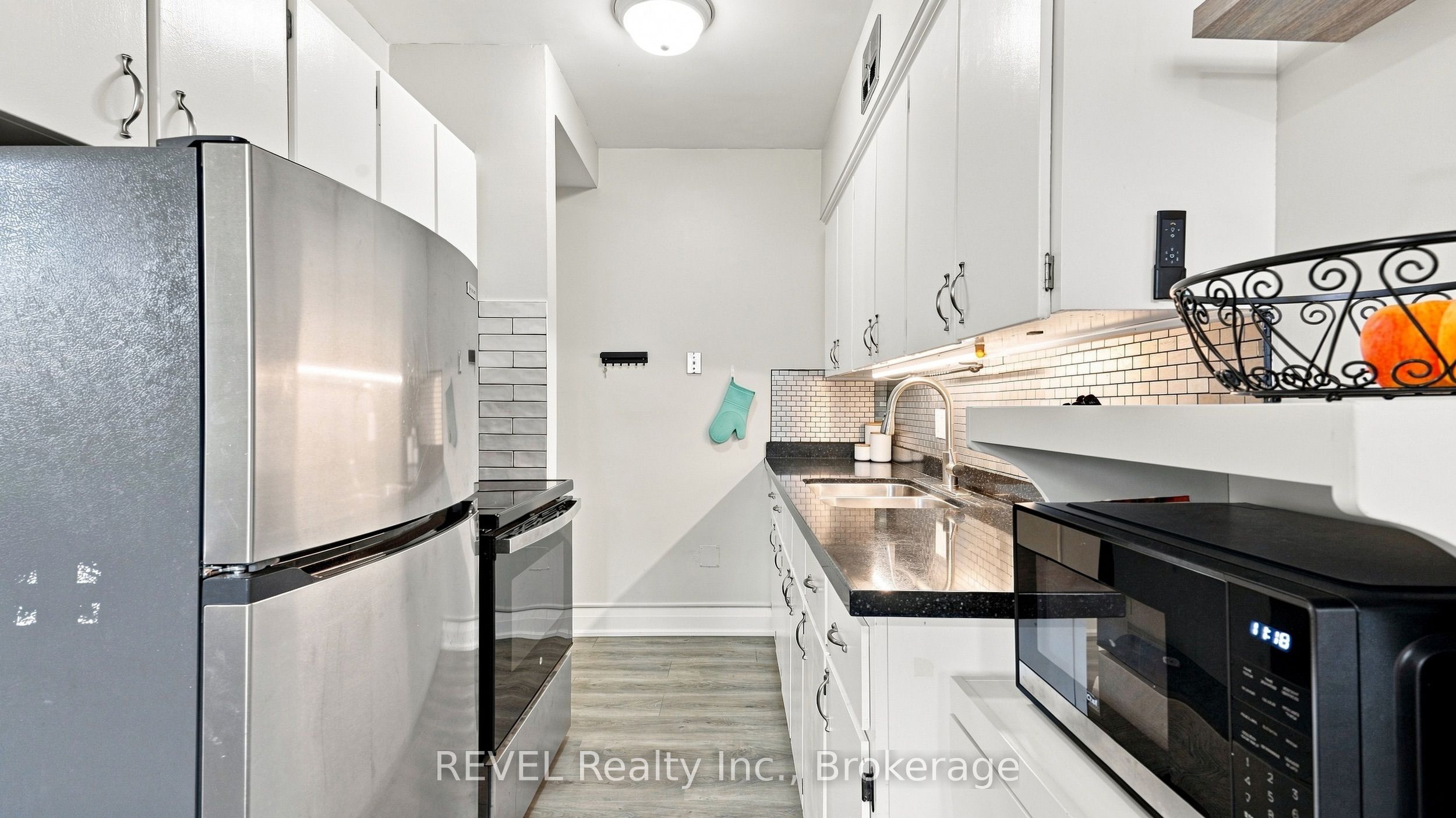 450 Carlton Street 3 Property Photo 10