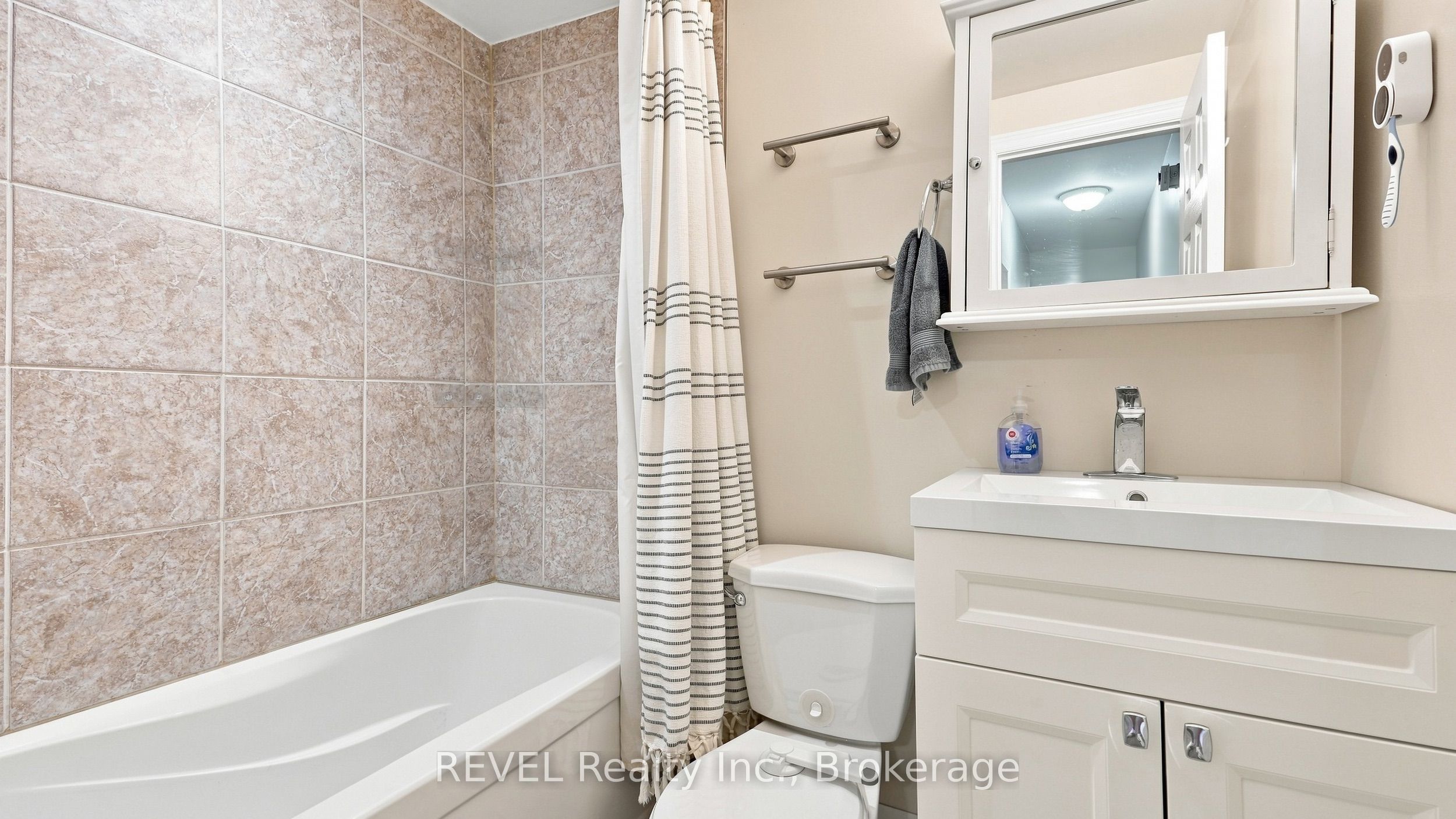 450 Carlton Street 3 Property Photo 14