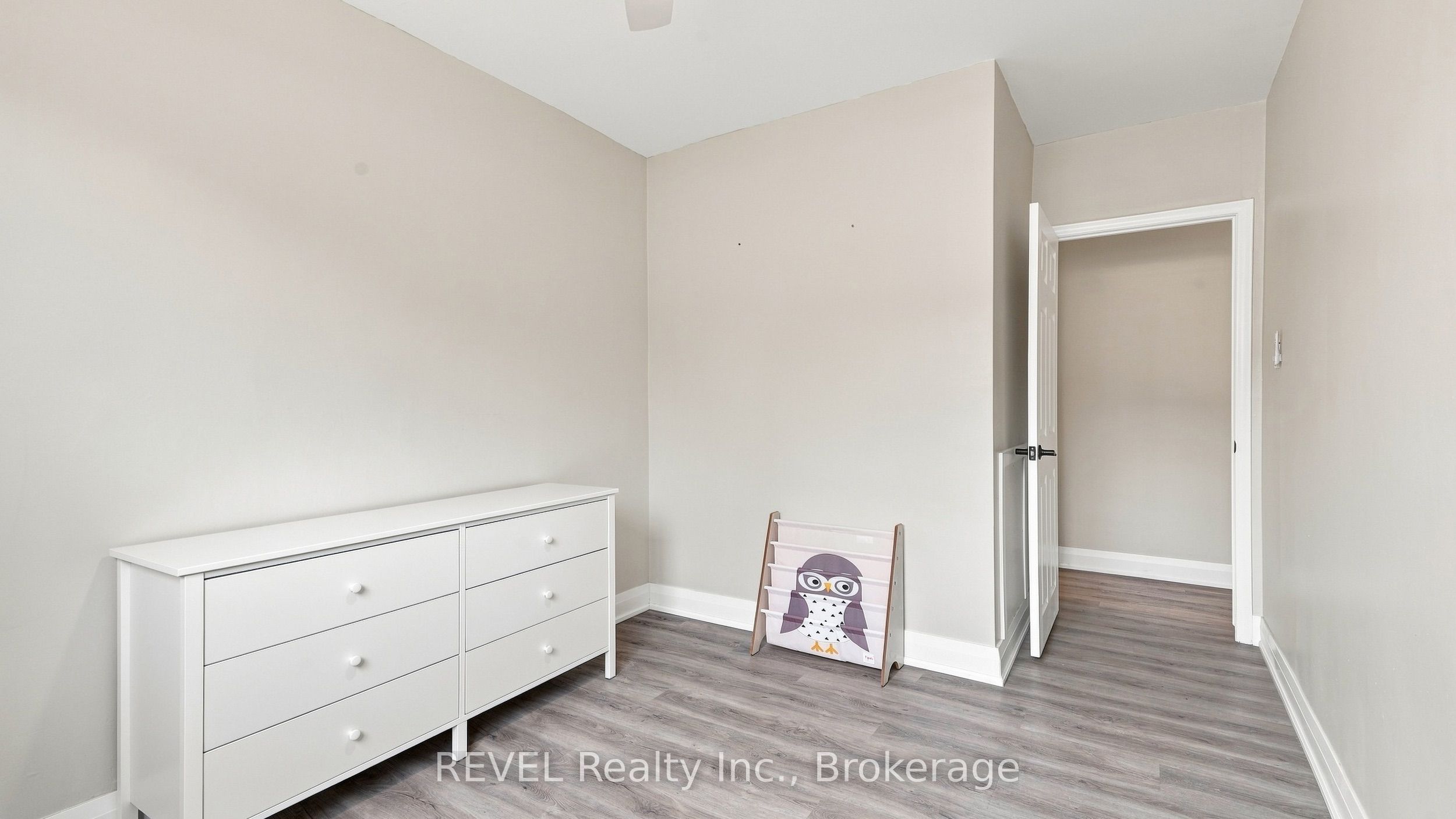 450 Carlton Street 3 Property Photo 16