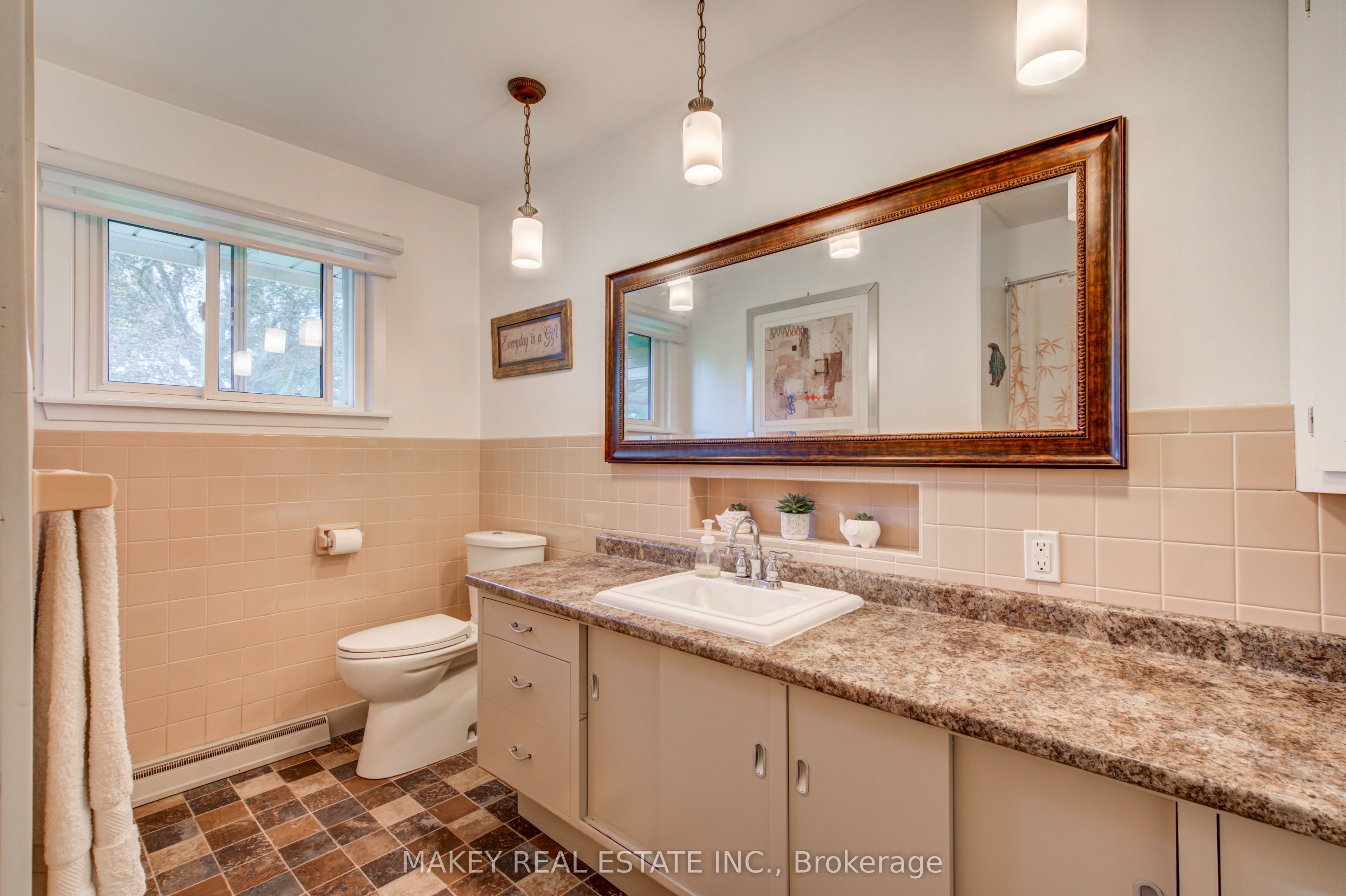 297 Main Street W Property Photo 28